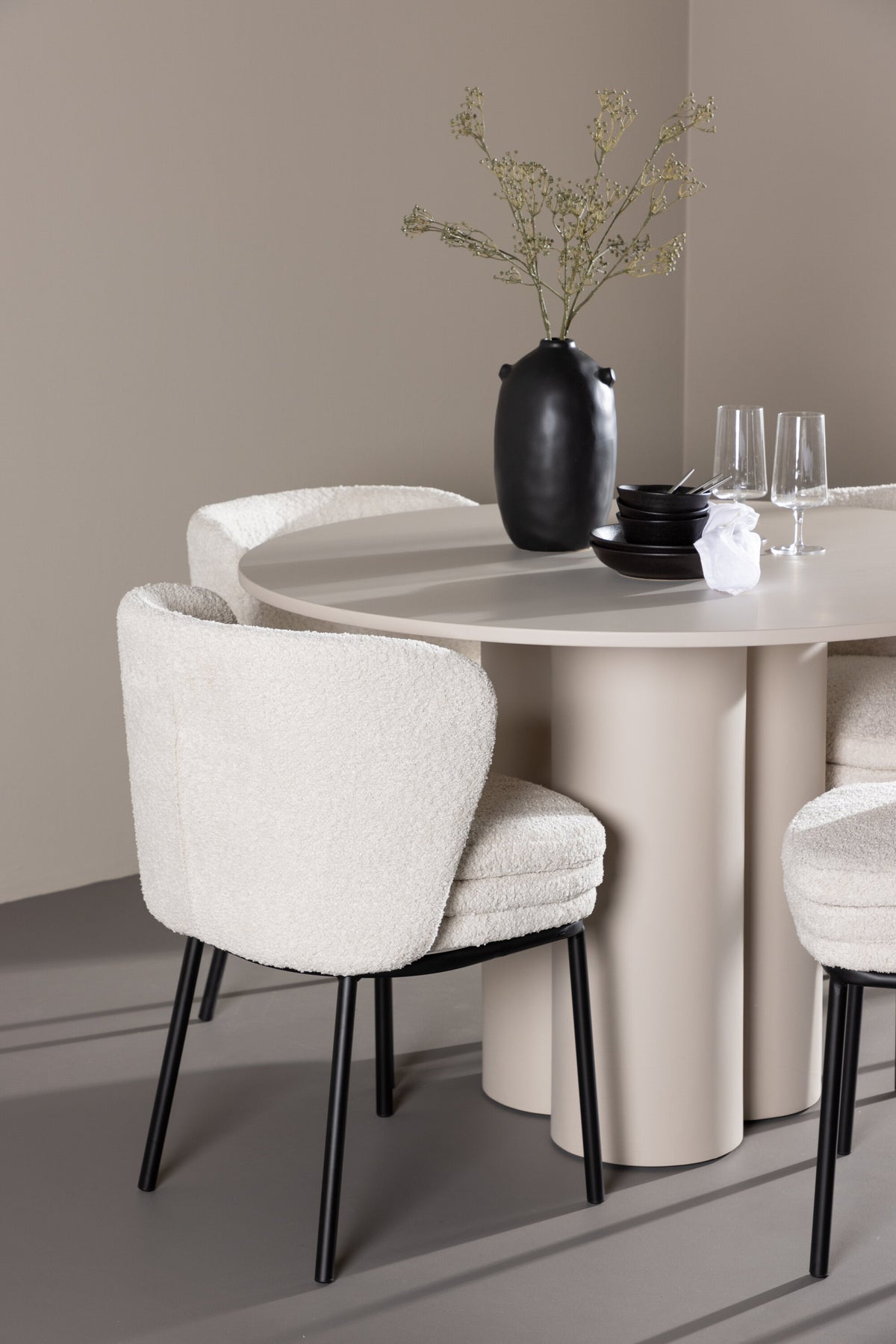 Olivia Matbord med Agnes Stolarna – MDF