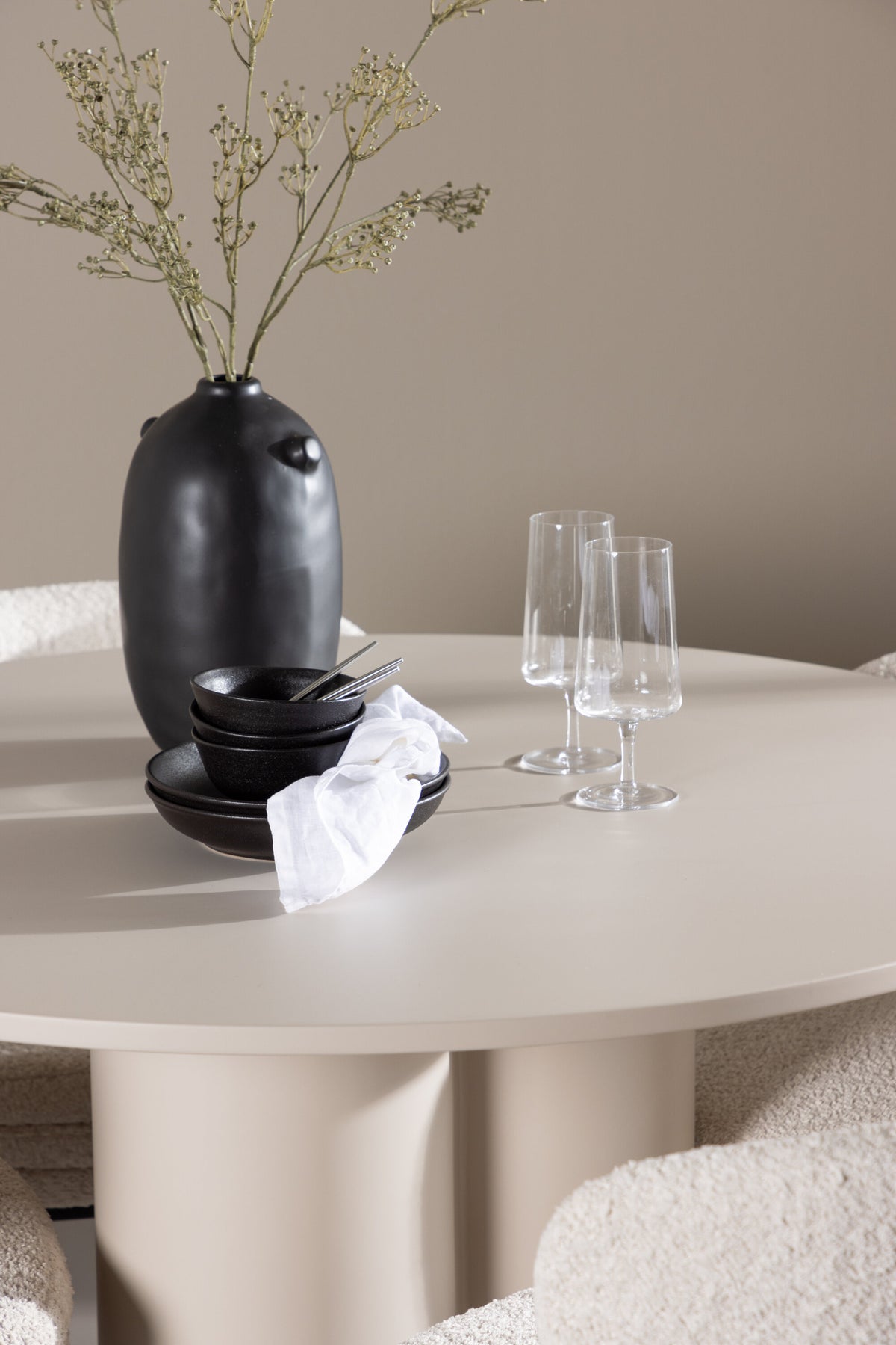 Olivia Matbord med Agnes Stolarna – MDF