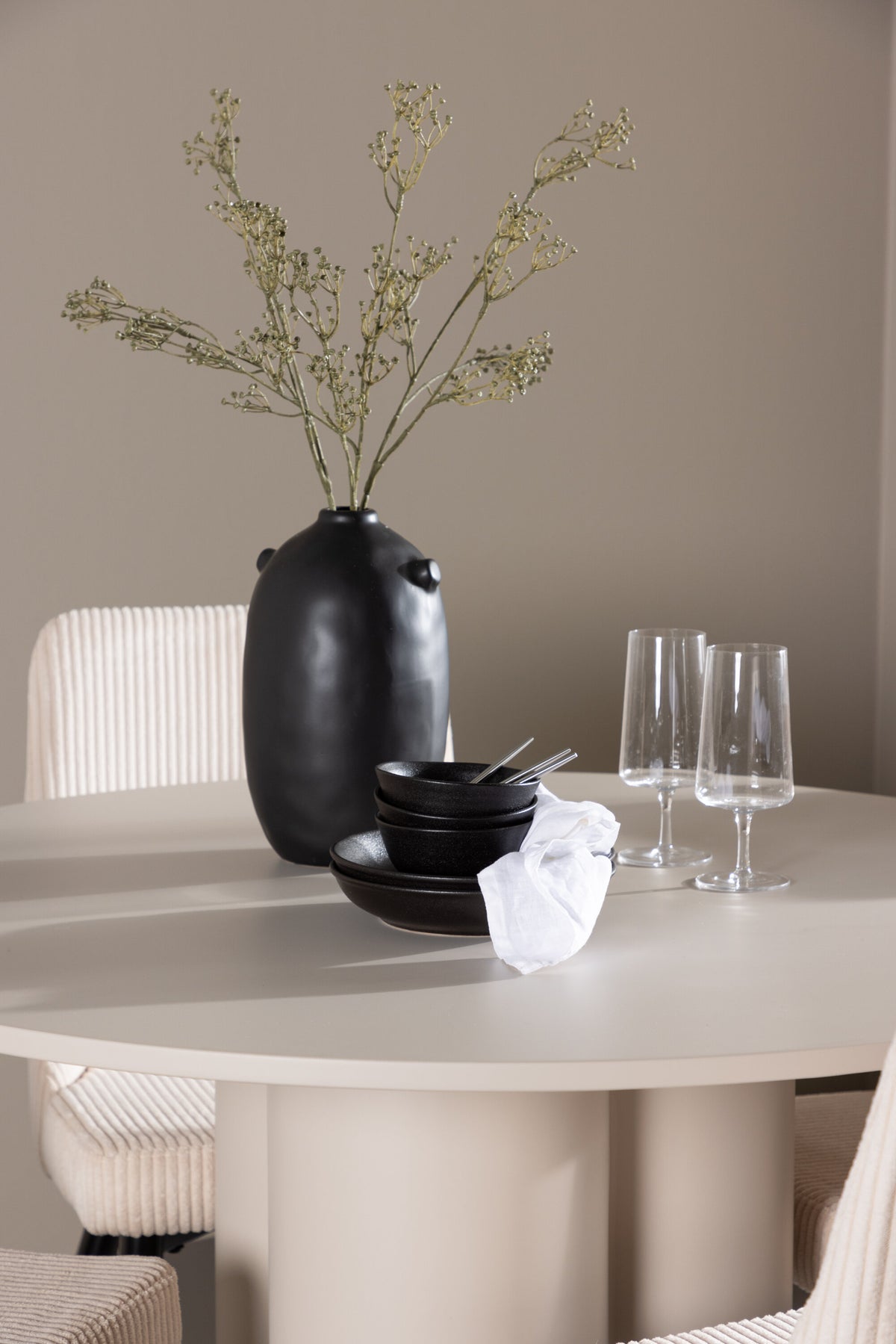 Olivia Matbord med Leone Stolarna – MDF