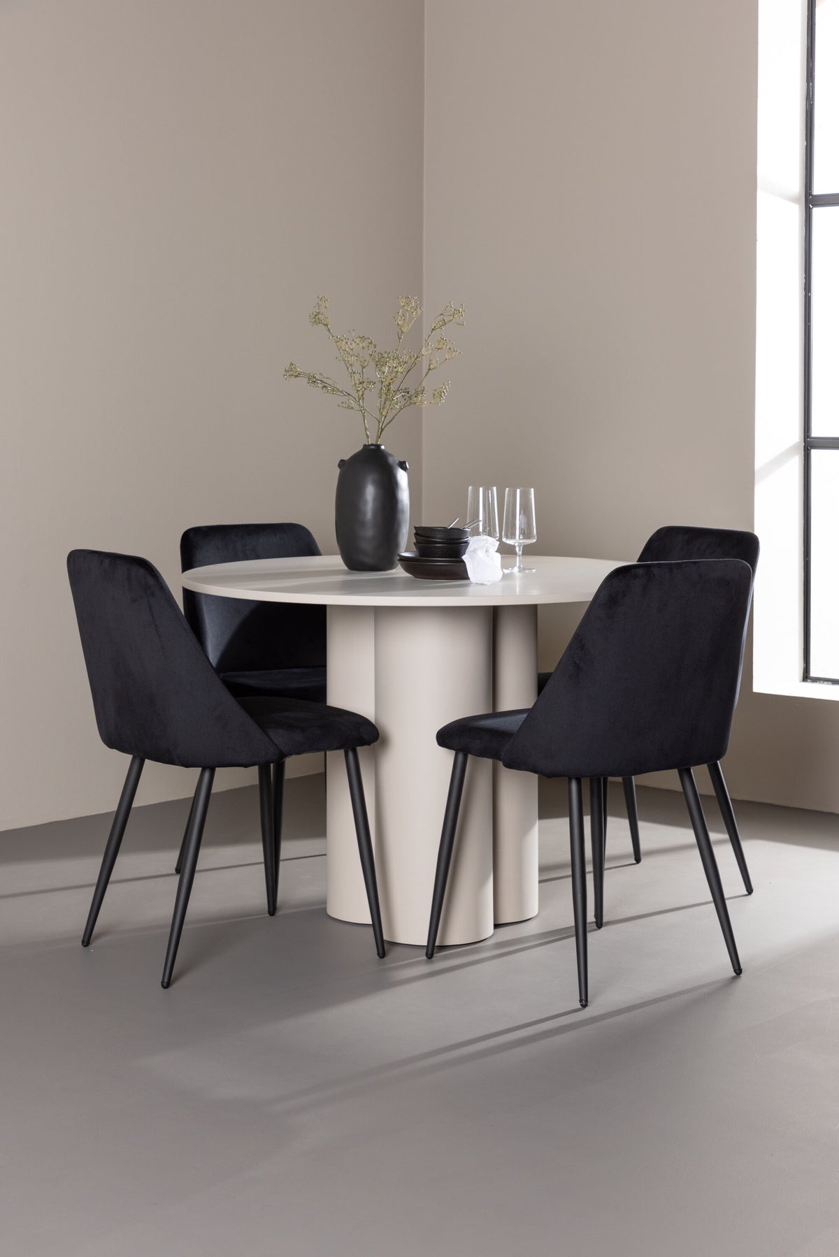 Olivia Matbord med Night Stolarna – MDF