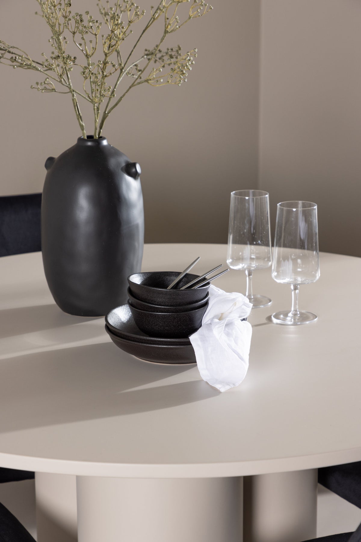 Olivia Matbord med Night Stolarna – MDF