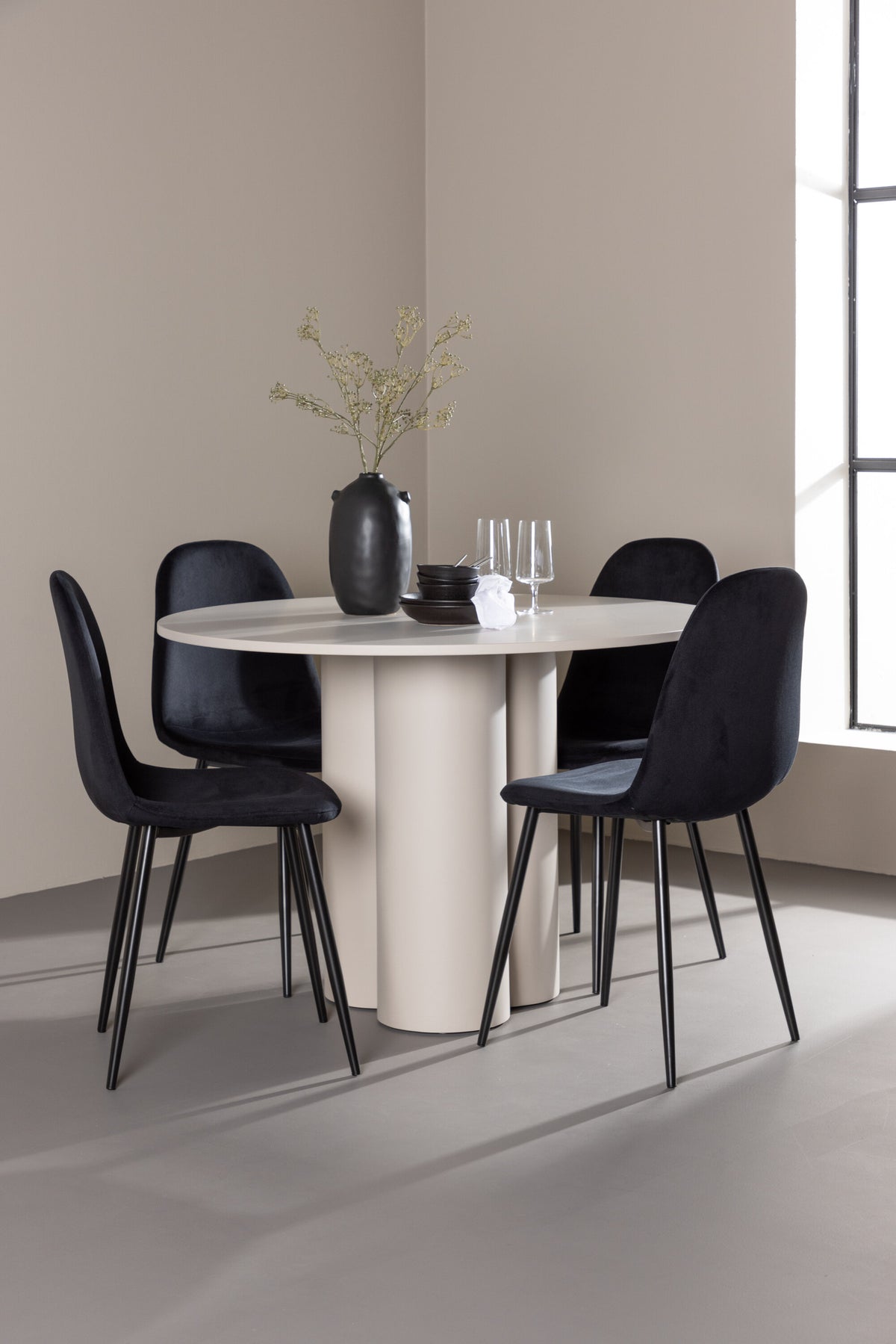 Olivia Matbord med Polar Stolarna – MDF
