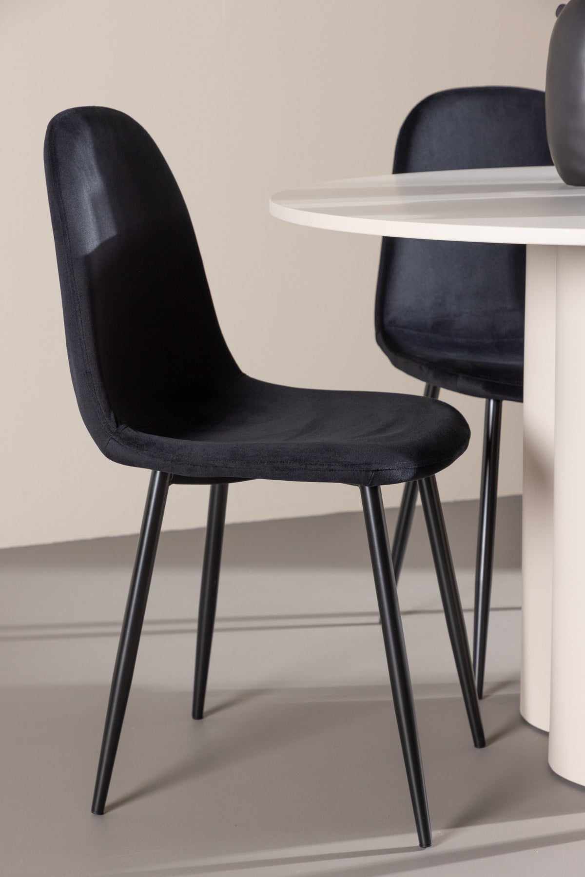 Olivia Matbord med Polar Stolarna – MDF