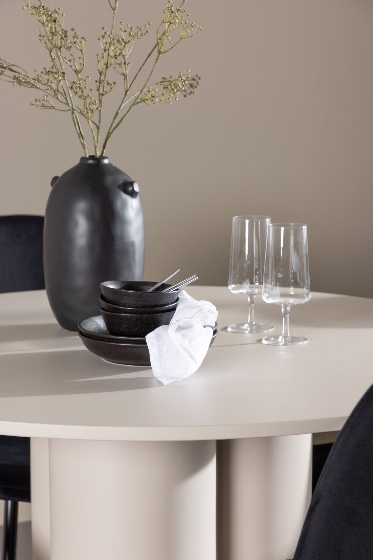 Olivia Matbord med Polar Stolarna – MDF