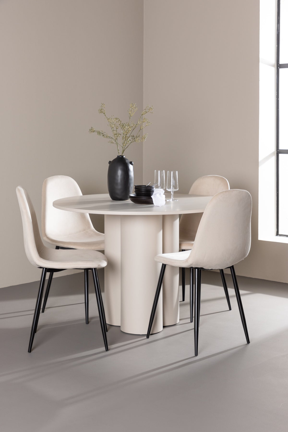 Olivia Matbord med Polar Stolarna – MDF