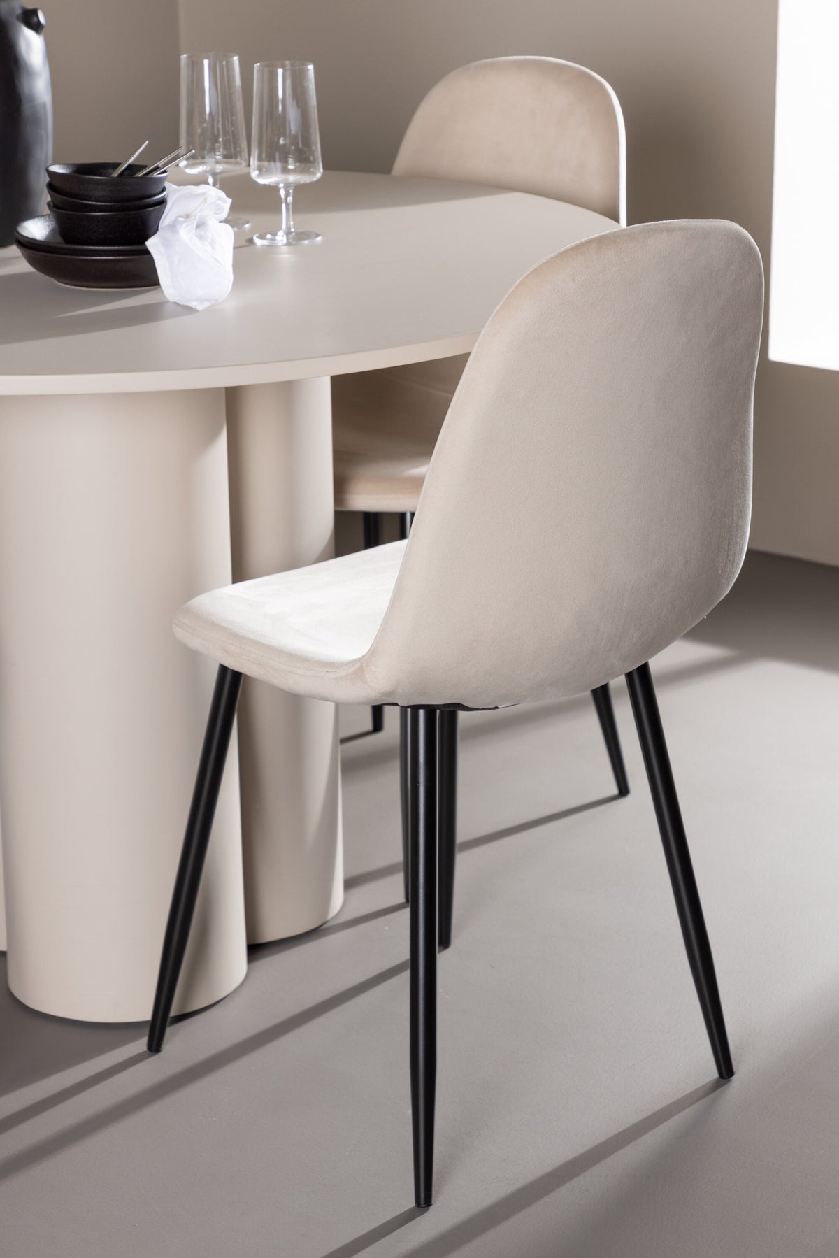 Olivia Matbord med Polar Stolarna – MDF