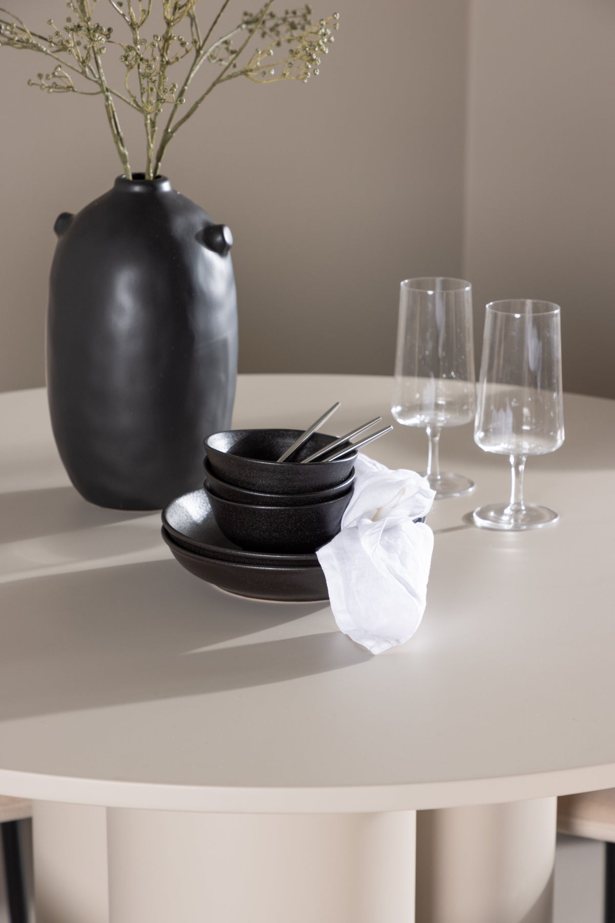 Olivia Matbord med Polar Stolarna – MDF