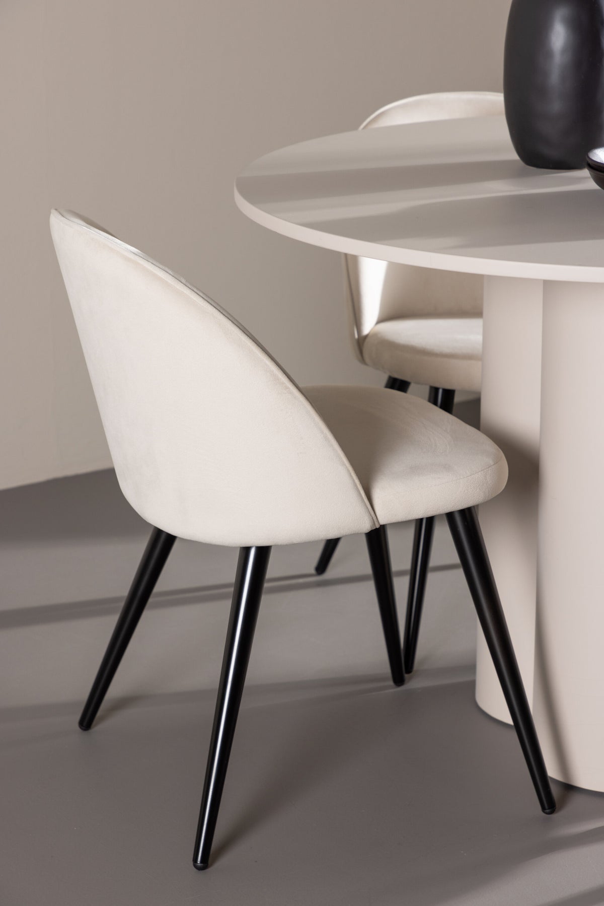Olivia Matbord med Velvet Stolarna – MDF