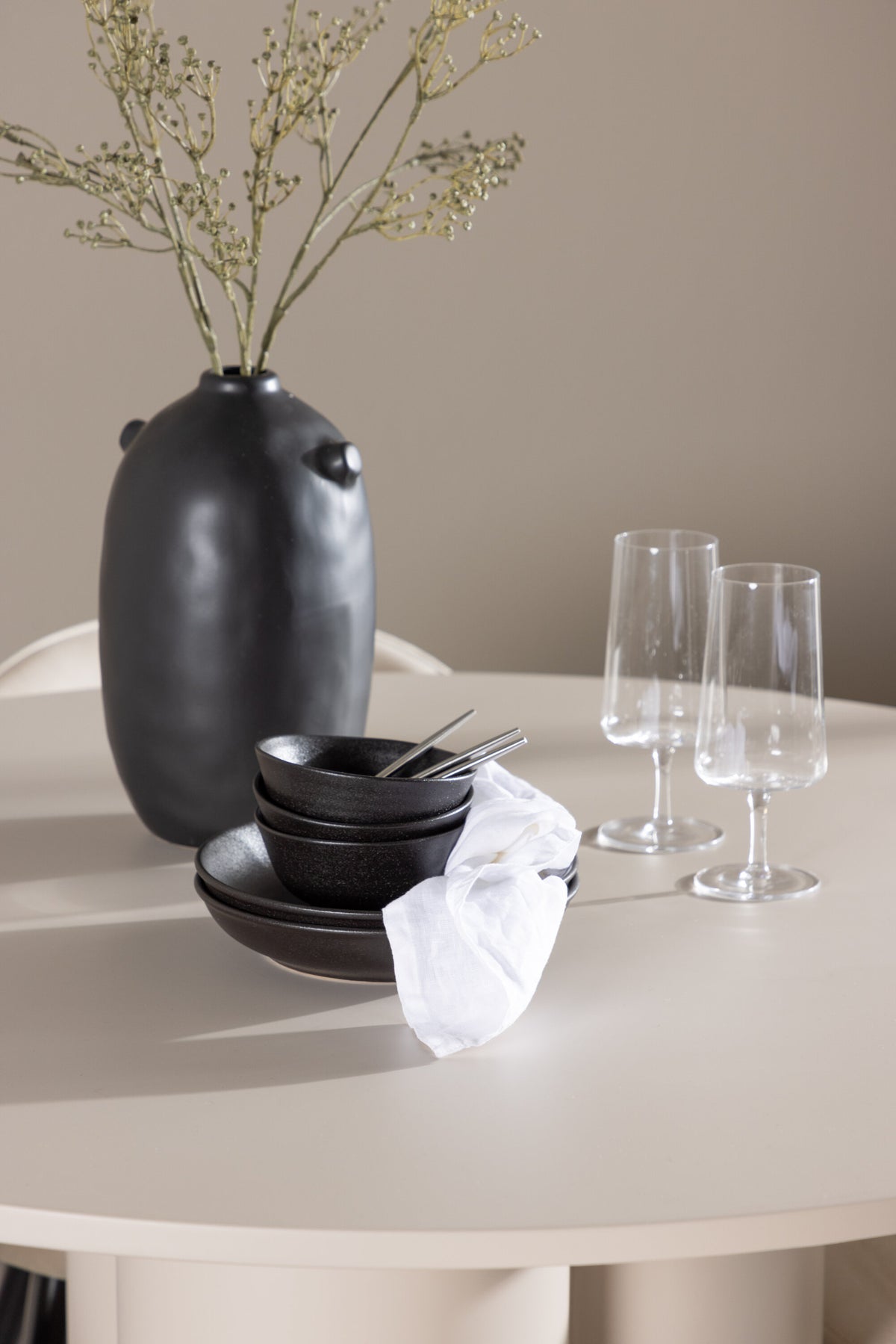 Olivia Matbord med Velvet Stolarna – MDF