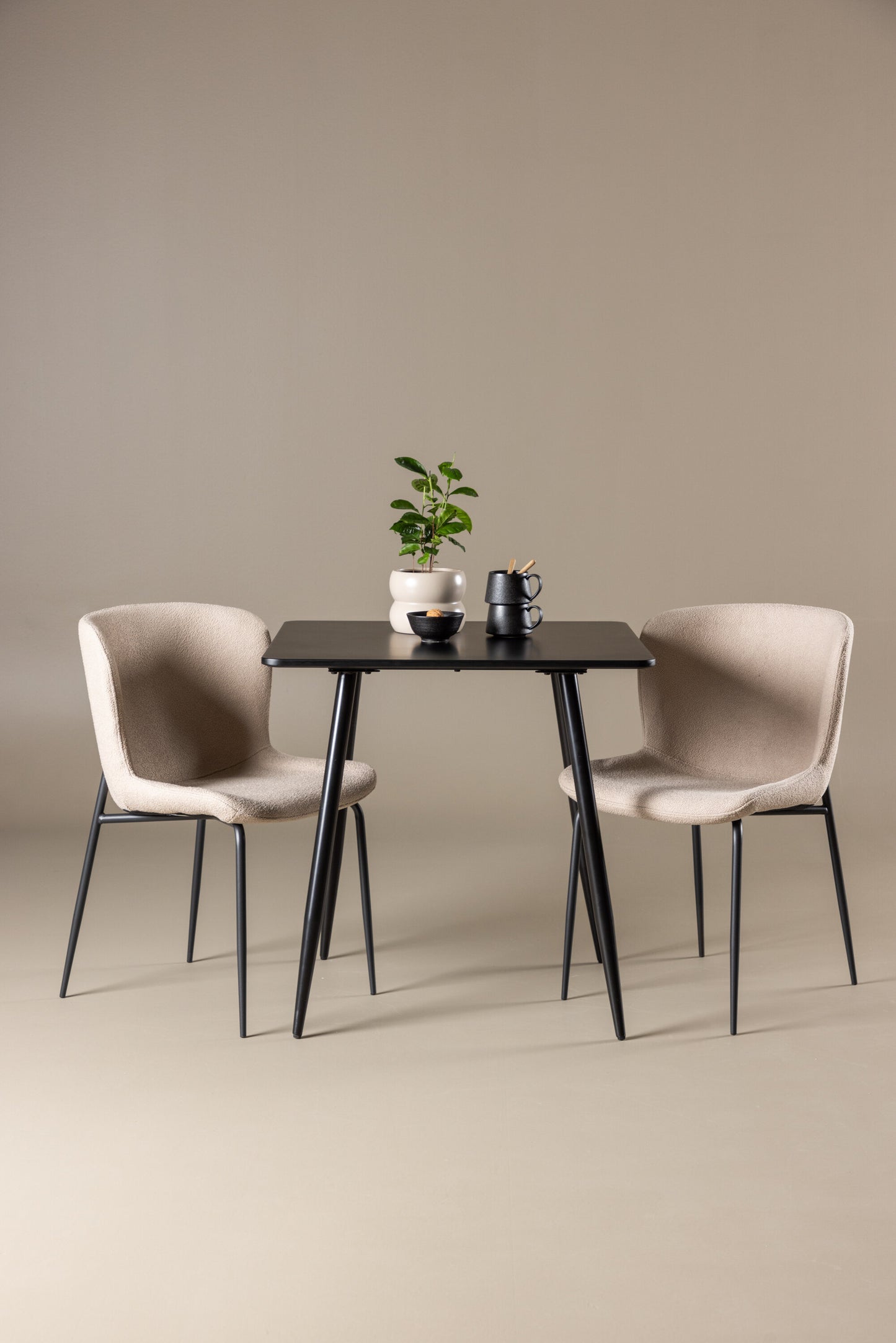 Polar Matbord med Modesto Stolarna – MDF