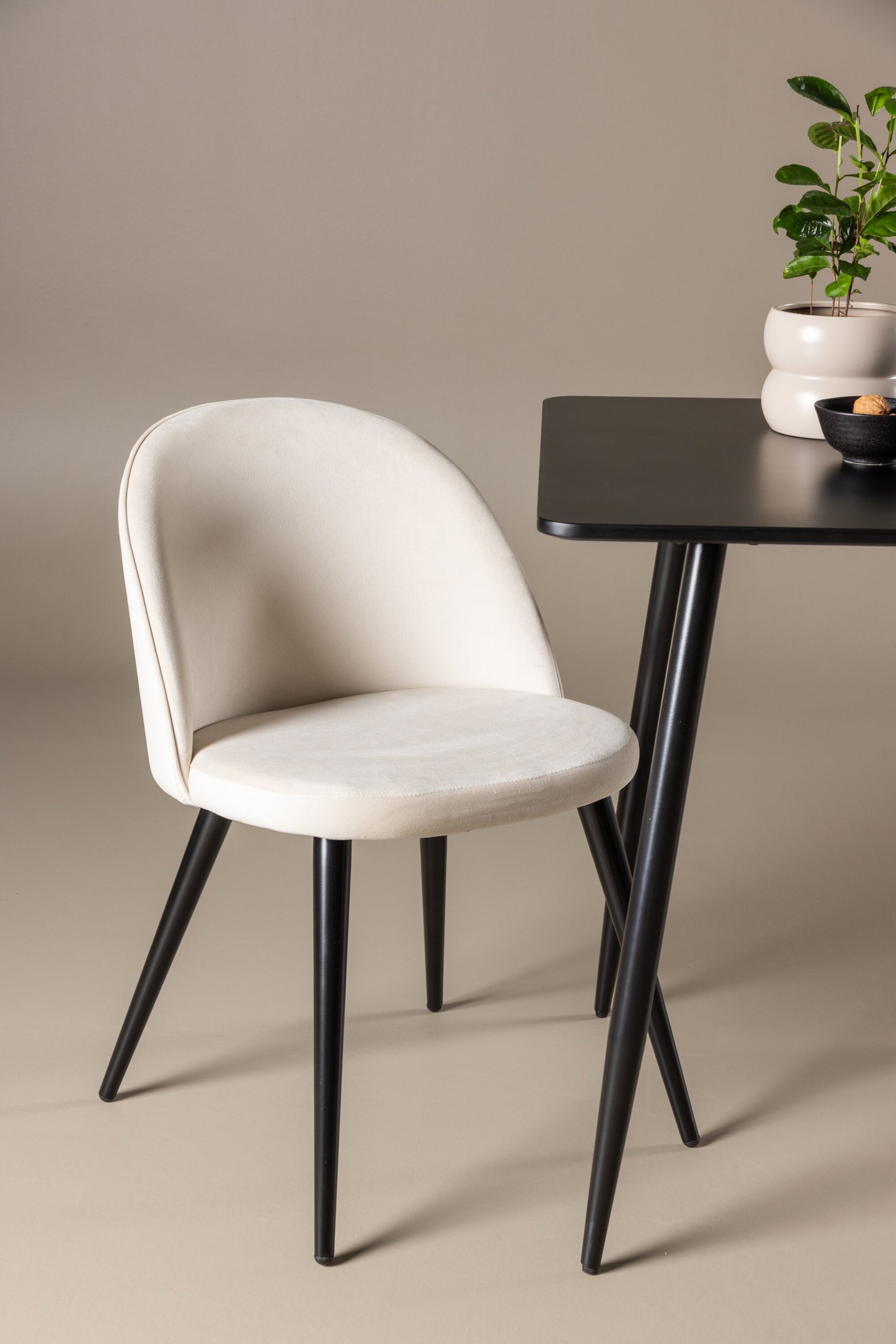 Polar Matbord med Velvet Stolarna – MDF