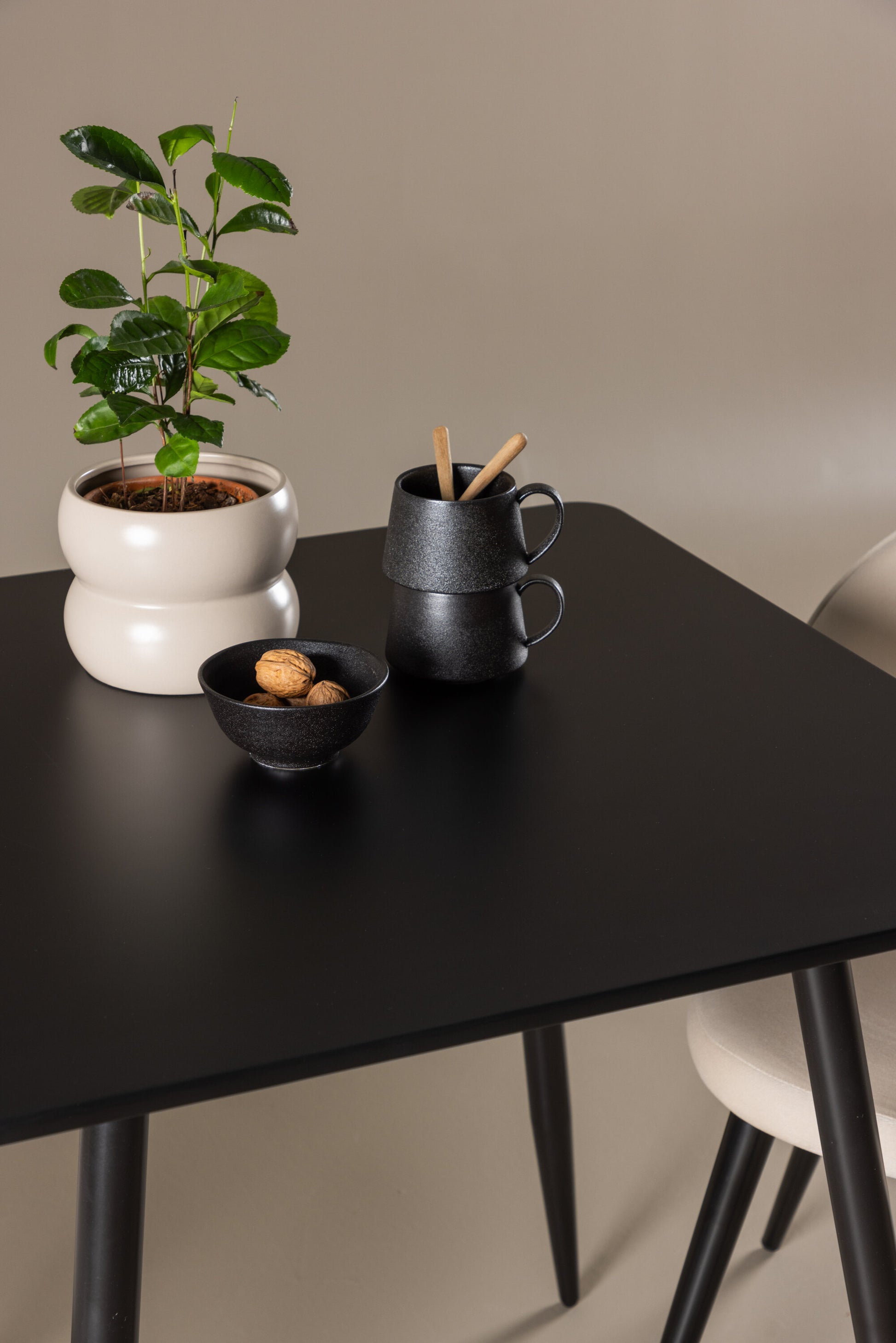 Polar Matbord med Velvet Stolarna – MDF
