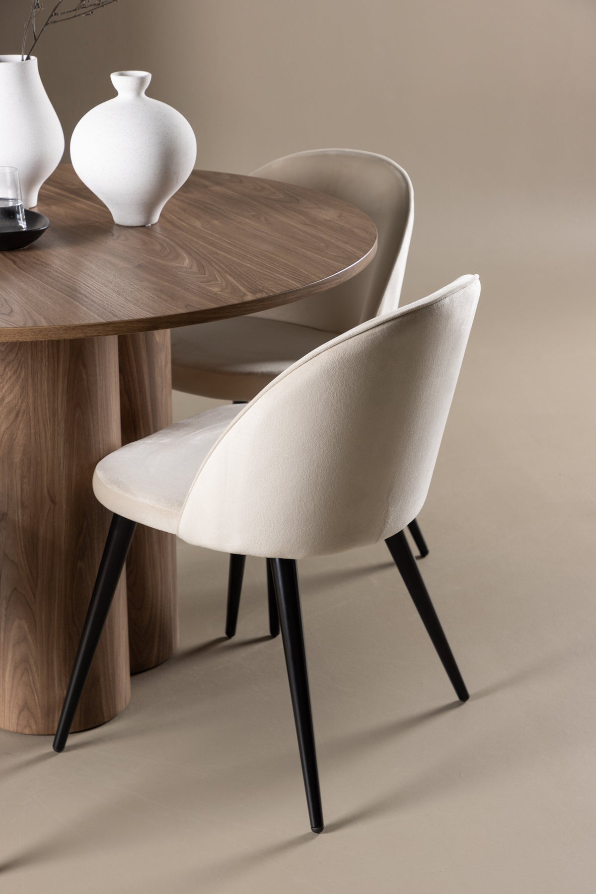 Olivia Matbord med Velvet Stolarna – MDF
