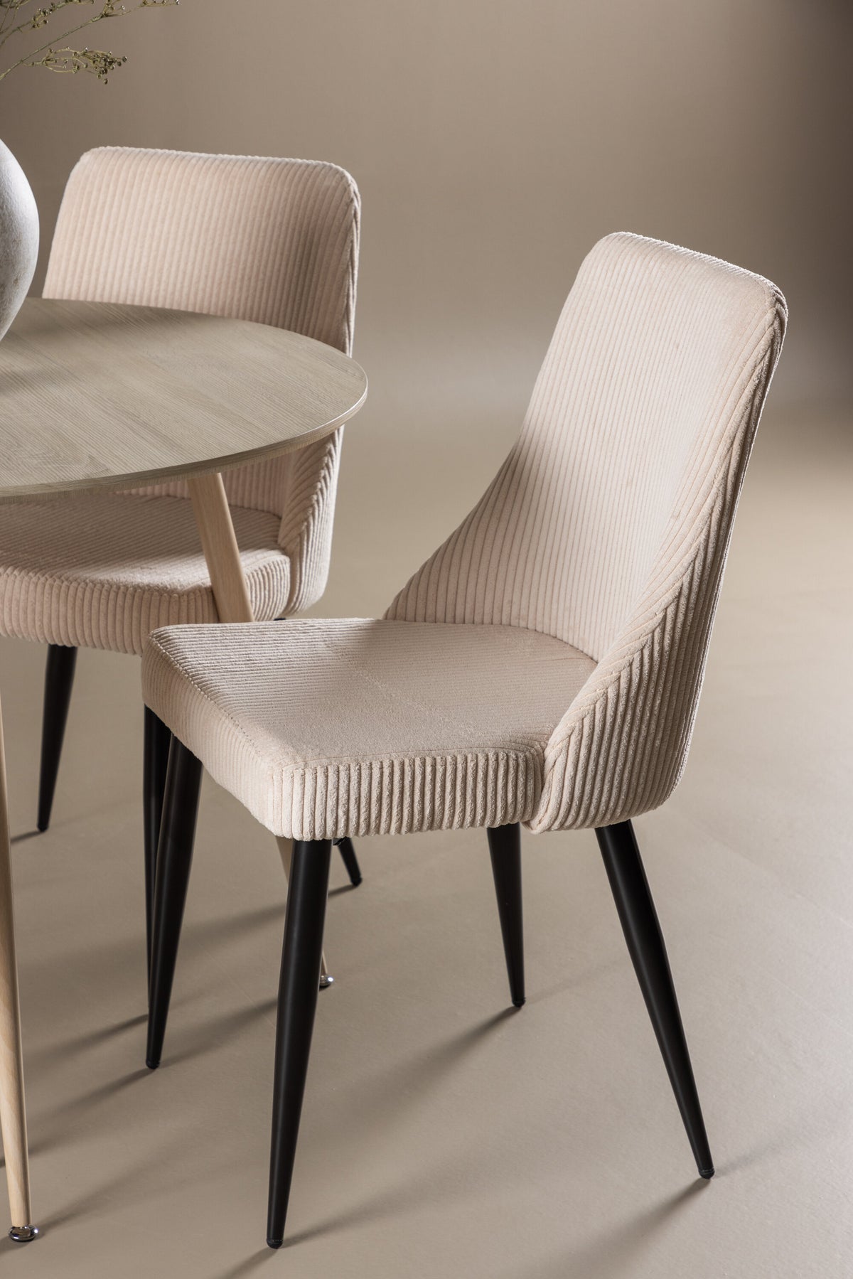 Plaza Matbord med Leone Stolarna – MDF