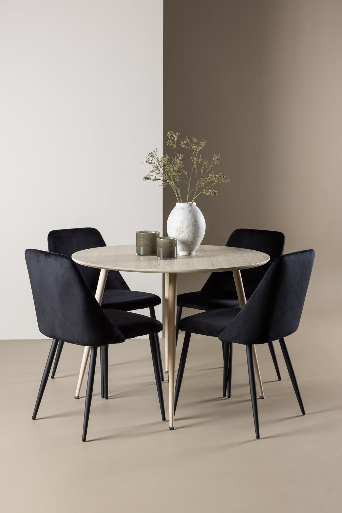 Plaza Matbord med Night Stolarna