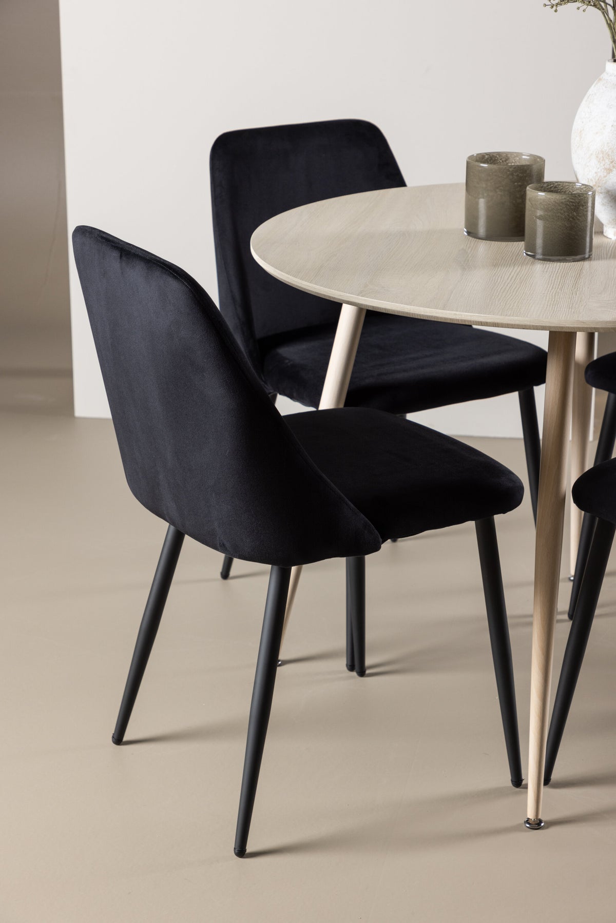 Plaza Matbord med Night Stolarna