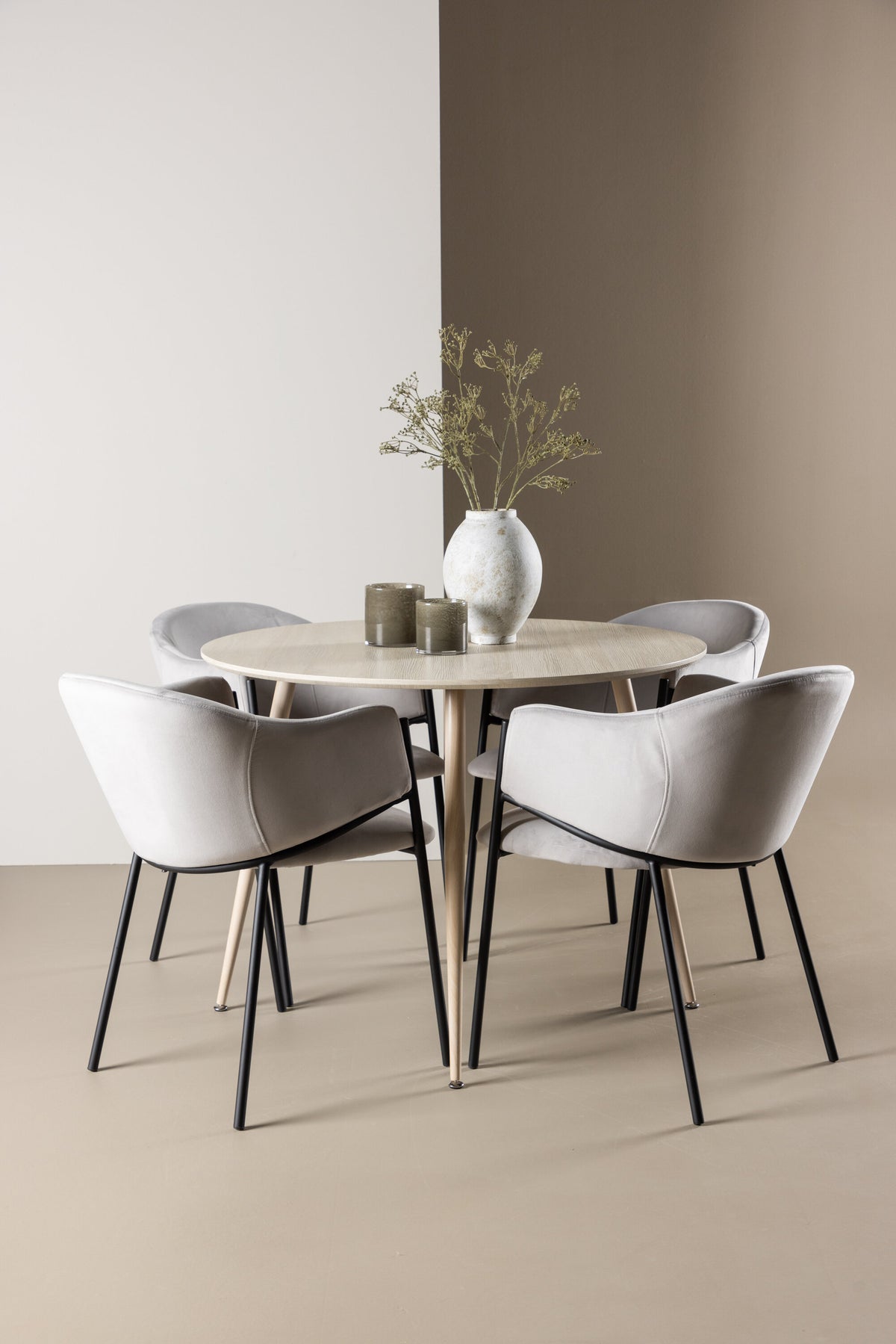 Plaza Matbord med Evelina Stolarna – MDF