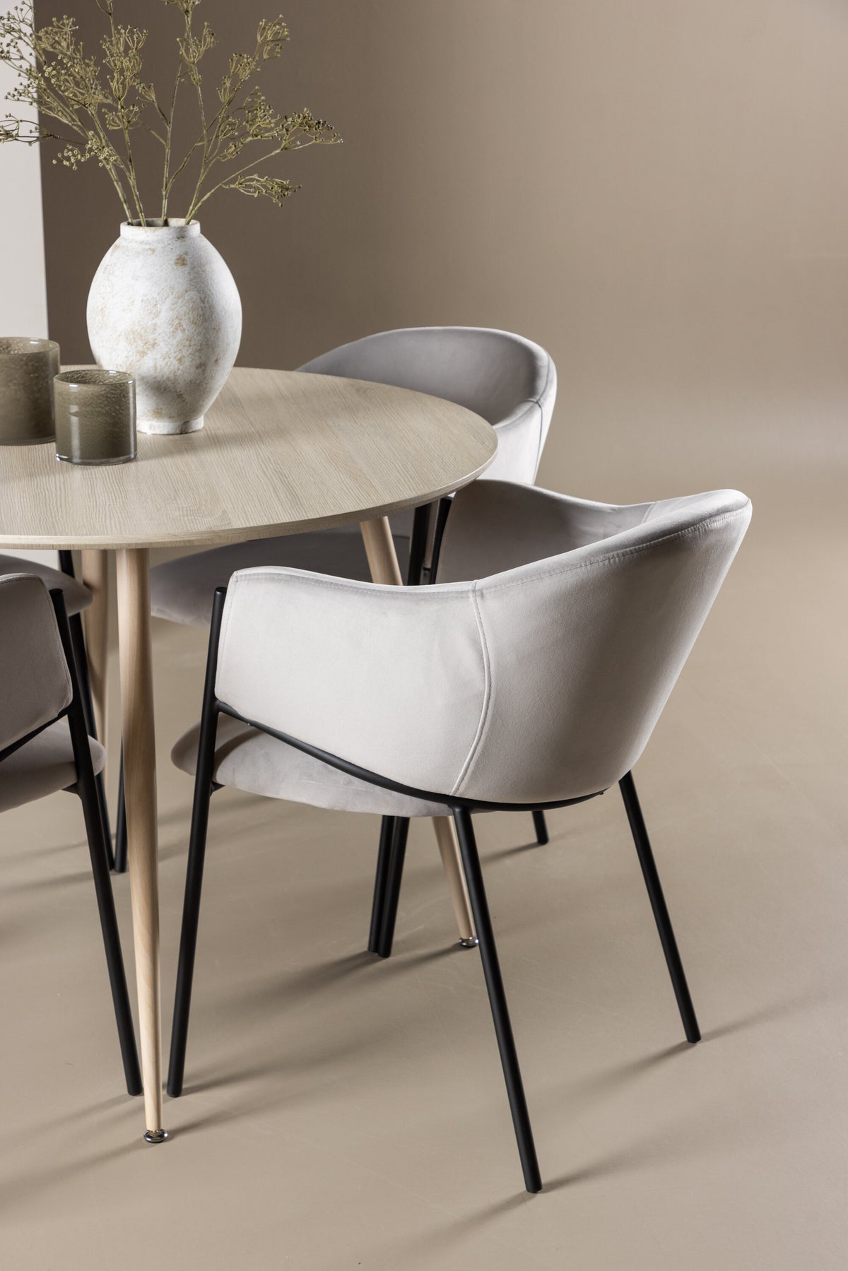 Plaza Matbord med Evelina Stolarna – MDF