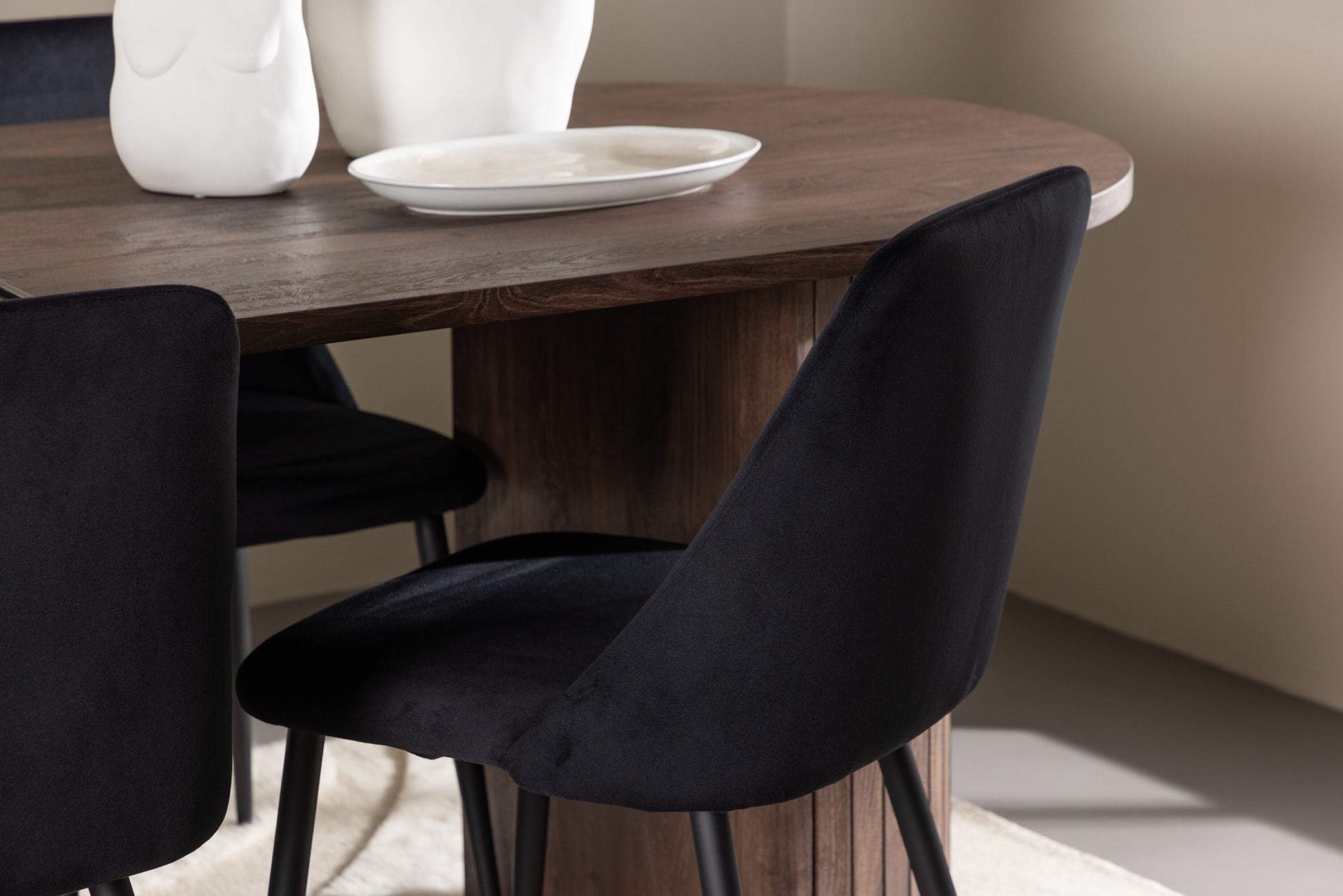 Härön Matbord med Night Stolarna – MDF