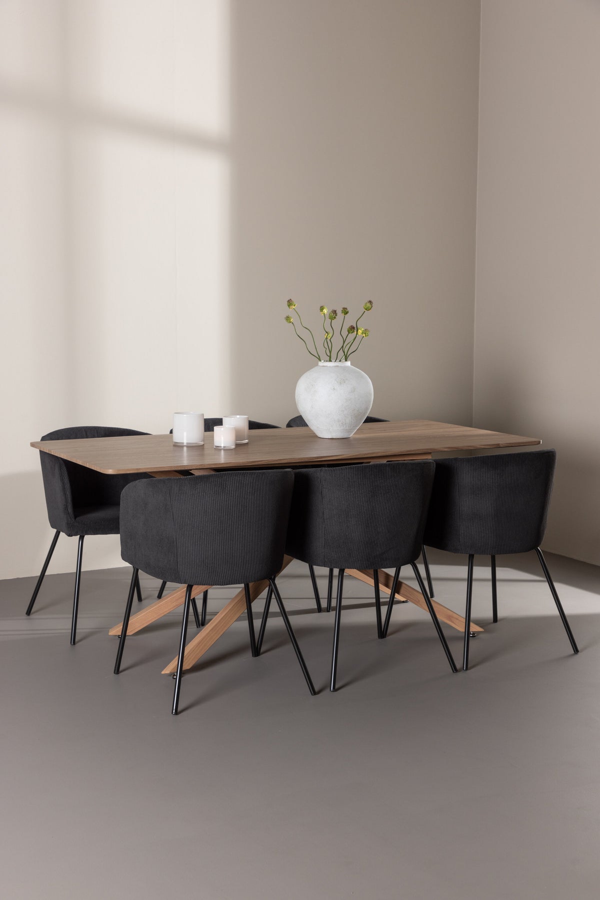Piazza Matbord med Berit Stolarna – MDF