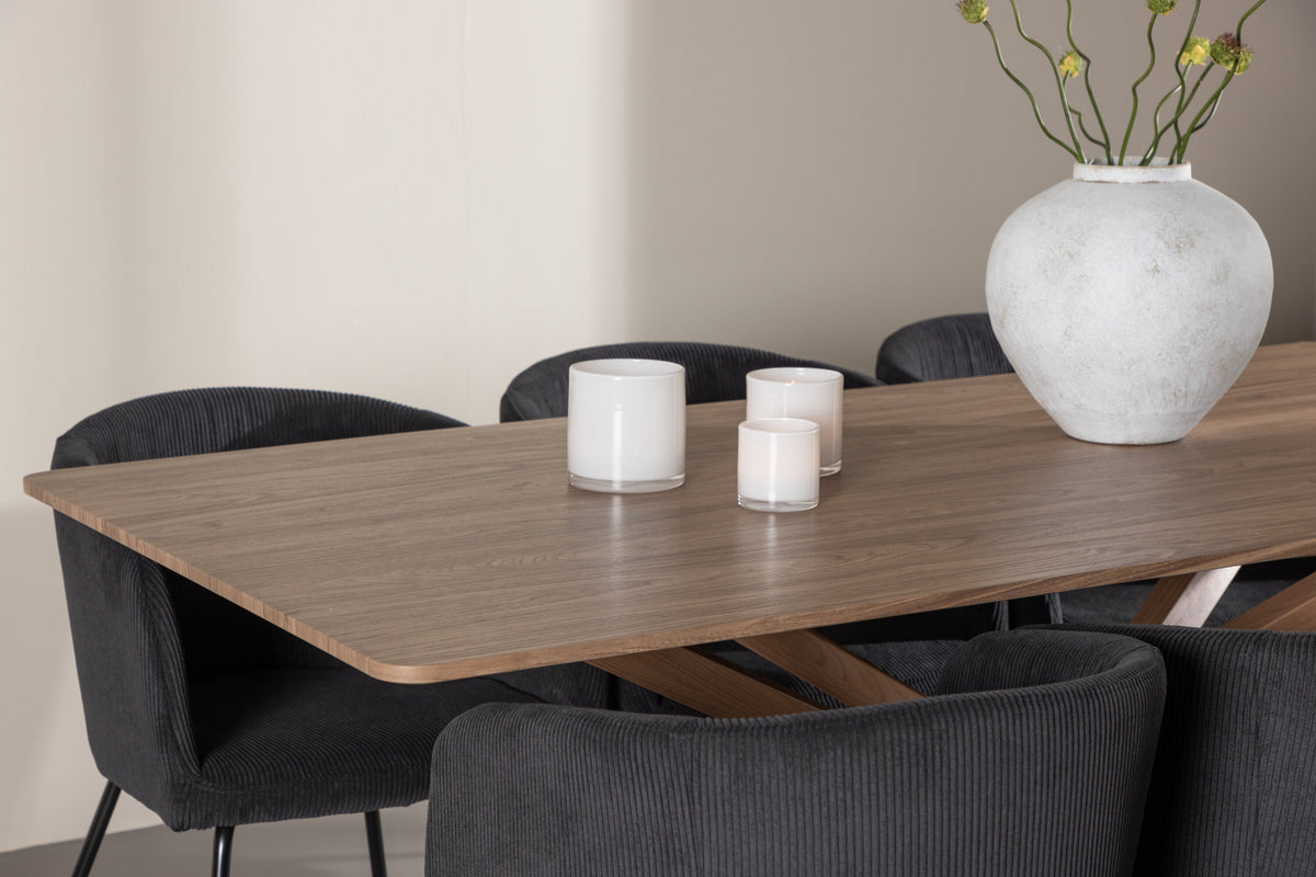 Piazza Matbord med Berit Stolarna – MDF