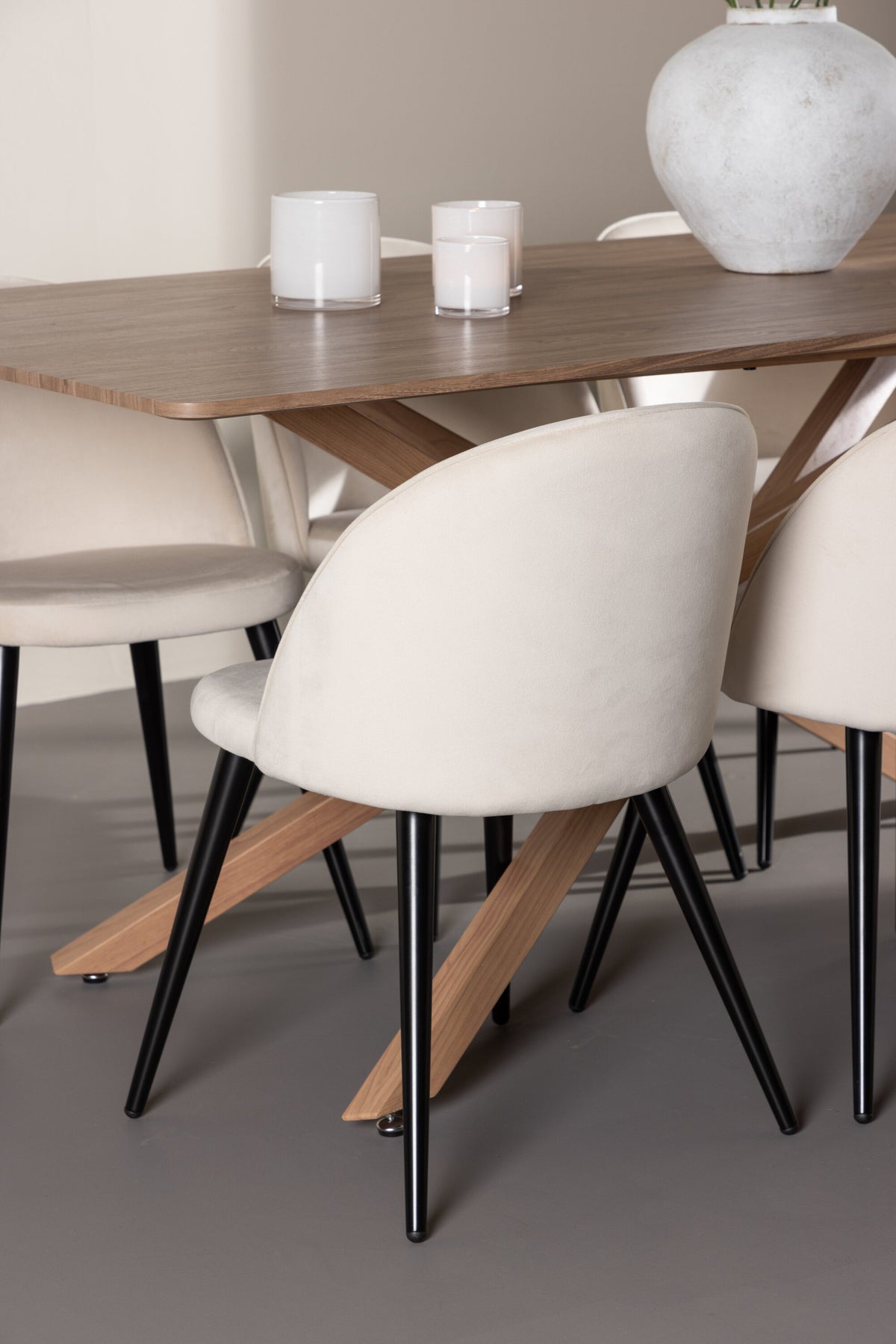 Piazza Matbord med Velvet Stolarna – MDF
