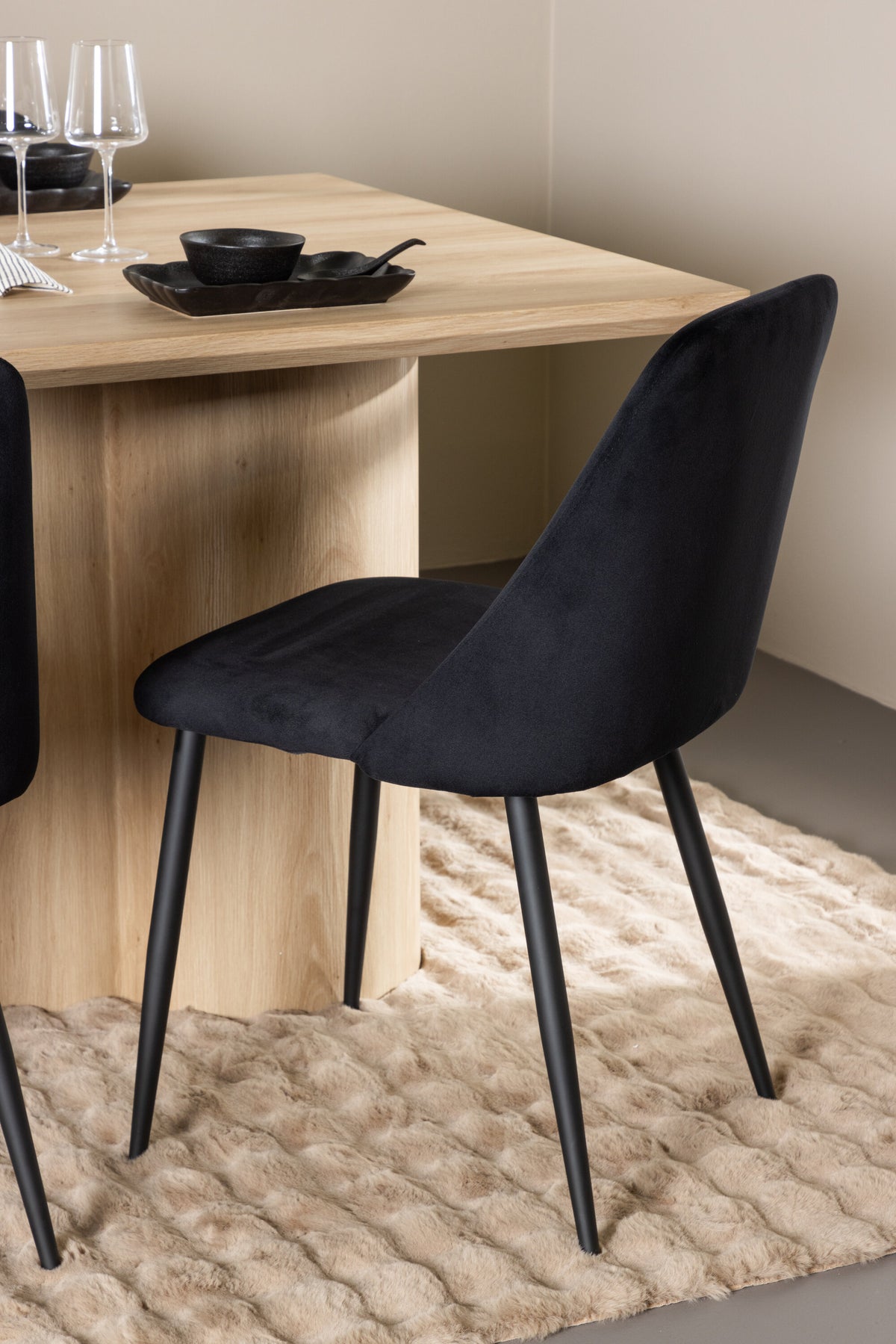 Olivia Matbord med Night Stolarna – MDF