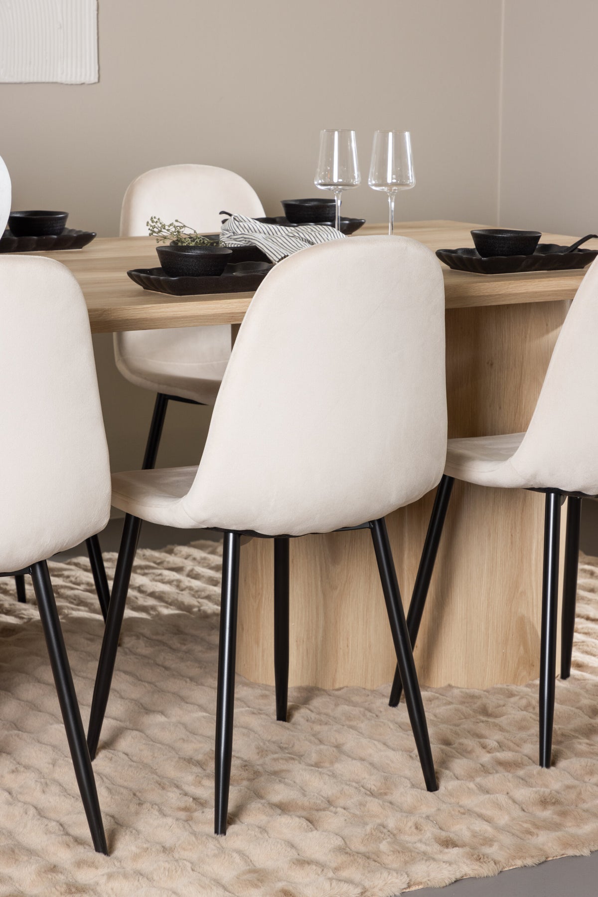 Olivia Matbord med Polar Stolarna – MDF