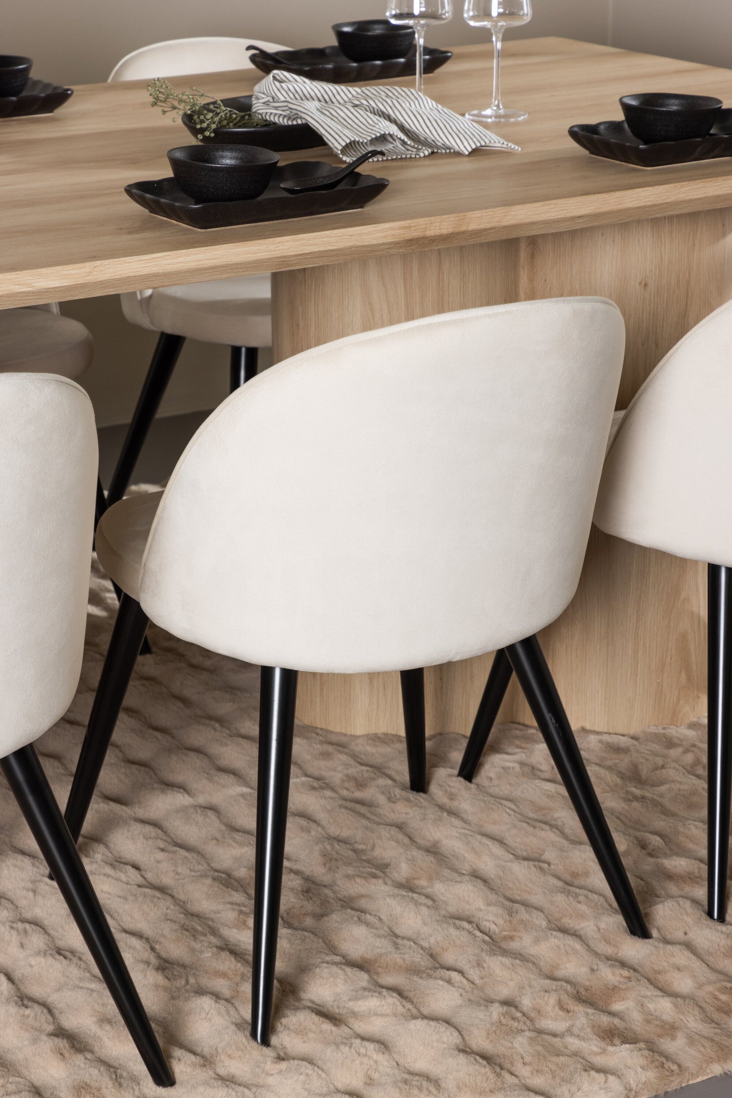 Olivia Matbord med Velvet Stolarna – MDF