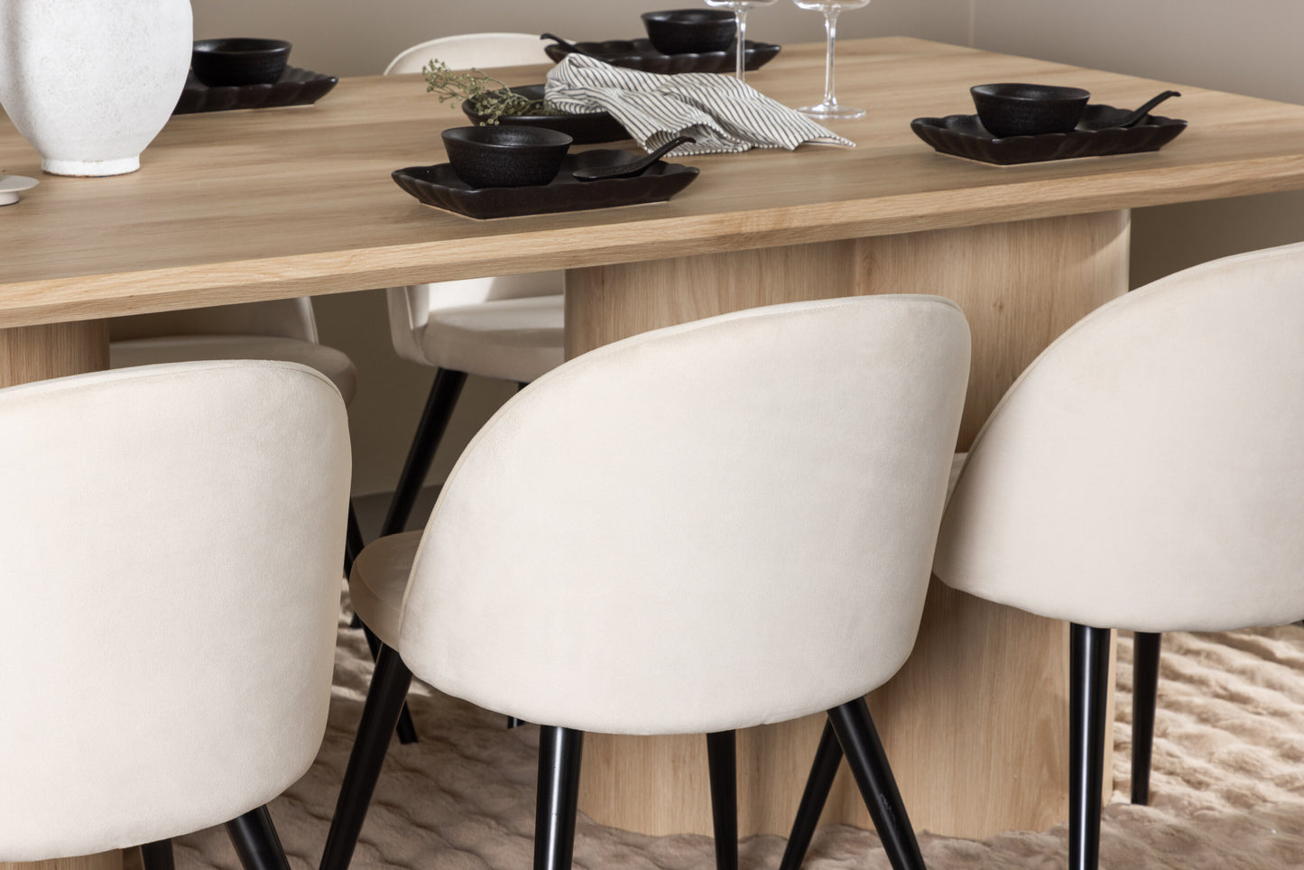 Olivia Matbord med Velvet Stolarna – MDF
