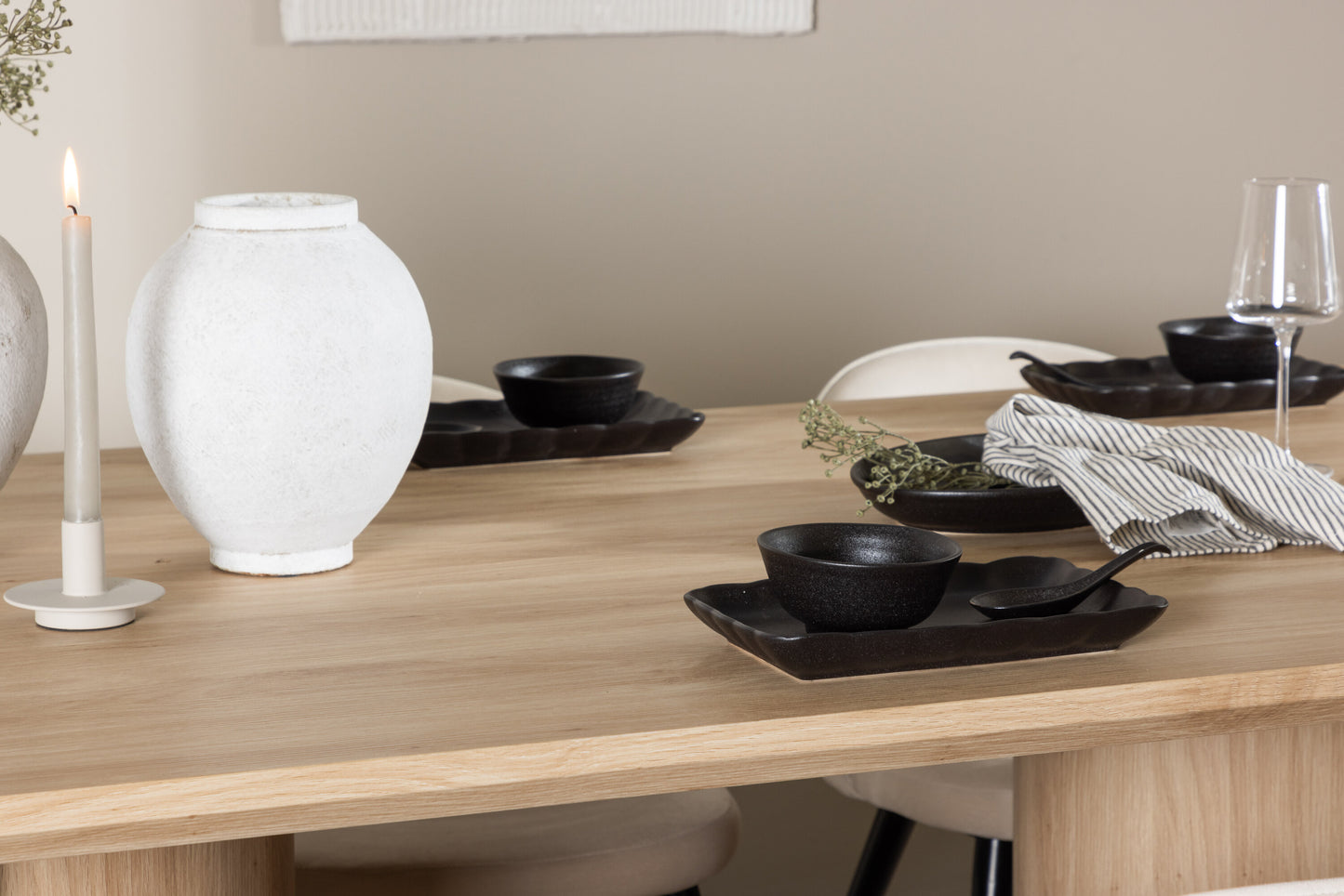 Olivia Matbord med Velvet Stolarna – MDF