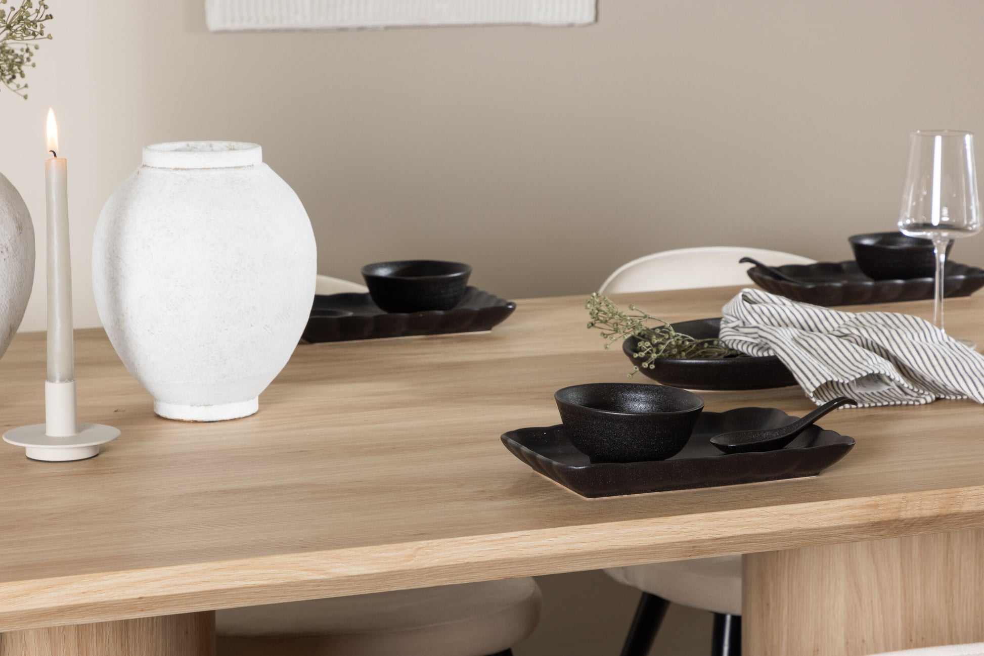 Olivia Matbord med Velvet Stolarna – MDF