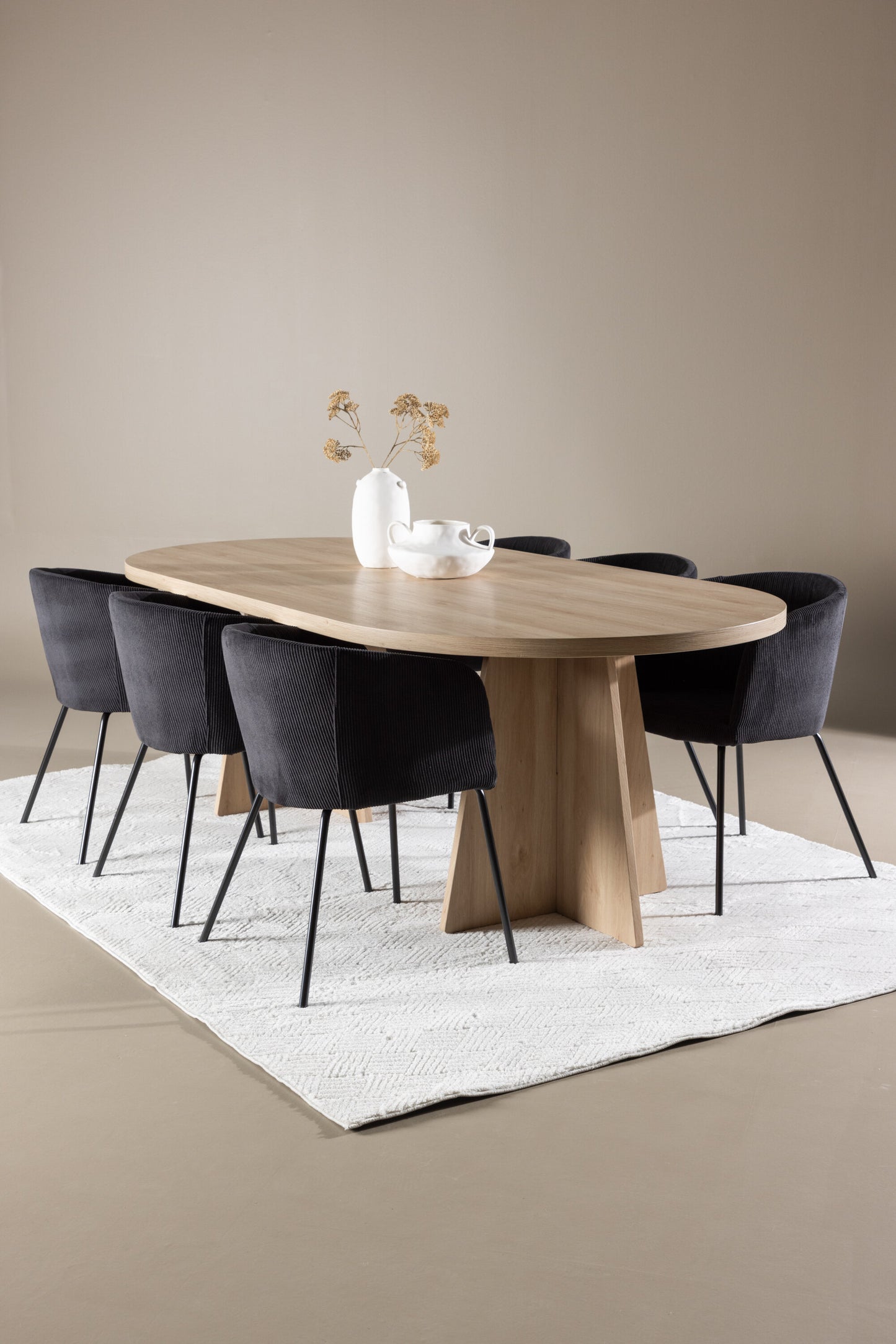 Bootcut Matbord med Berit Stolarna – MDF