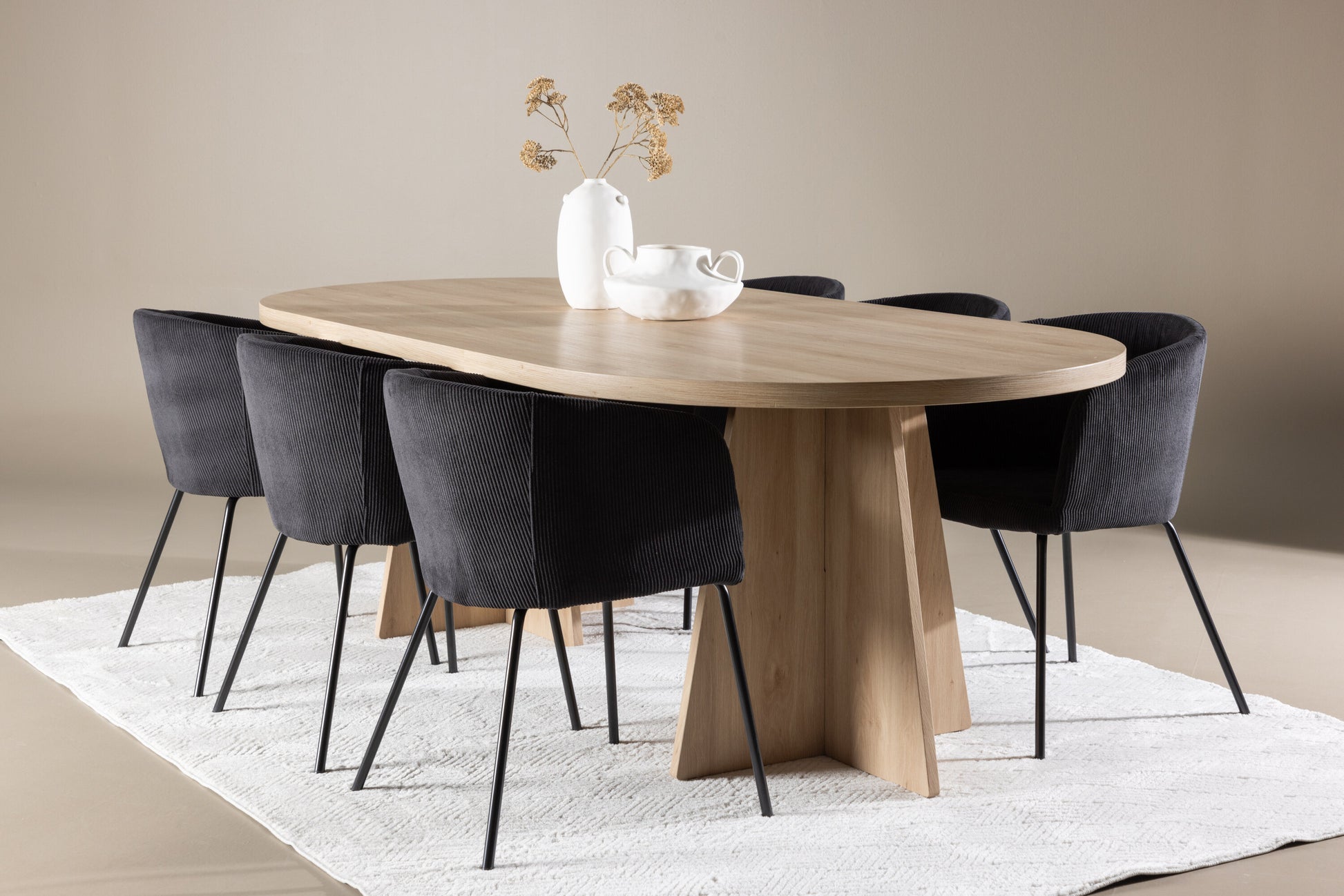Bootcut Matbord med Berit Stolarna – MDF
