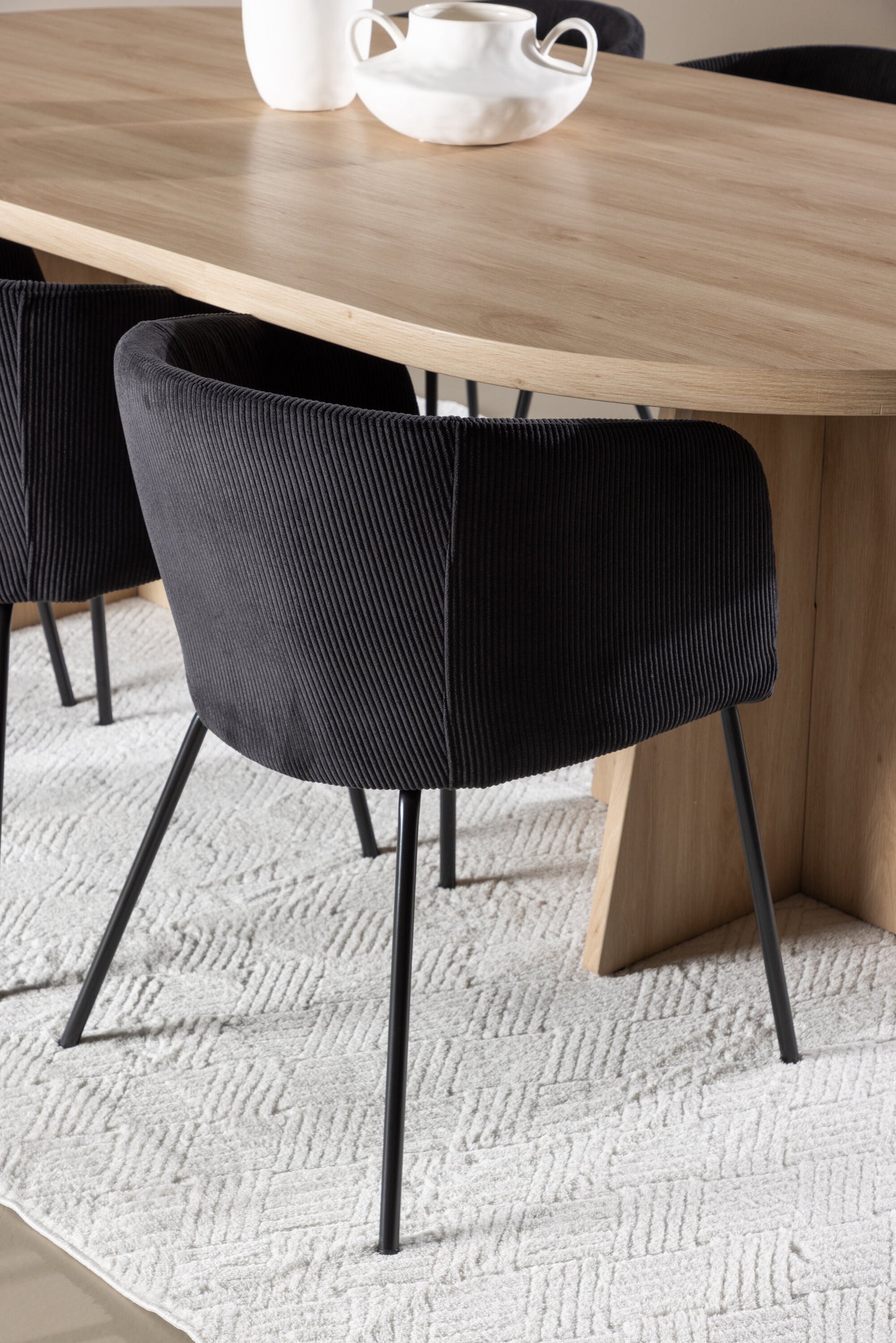 Bootcut Matbord med Berit Stolarna – MDF