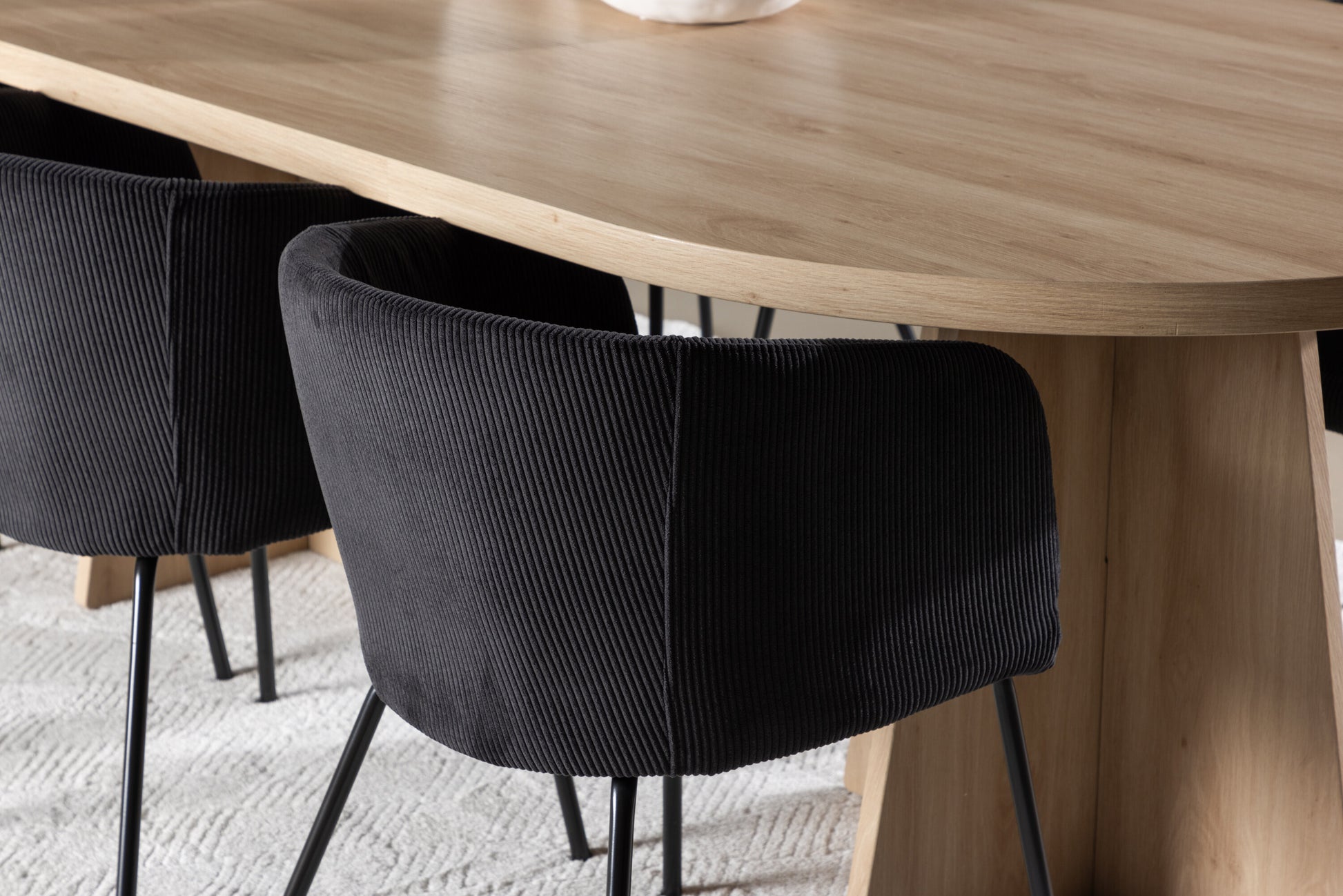 Bootcut Matbord med Berit Stolarna – MDF