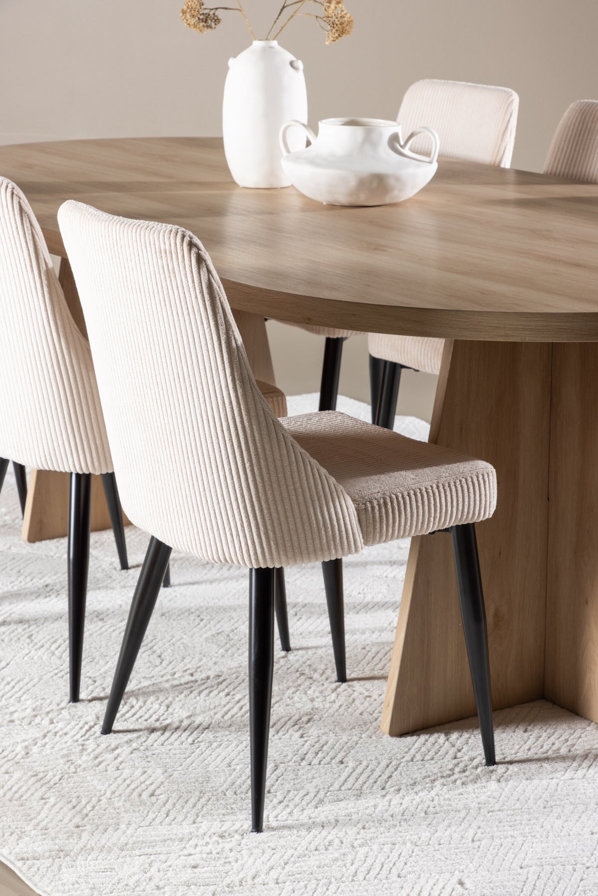 Bootcut Matbord med Leone Stolarna – MDF