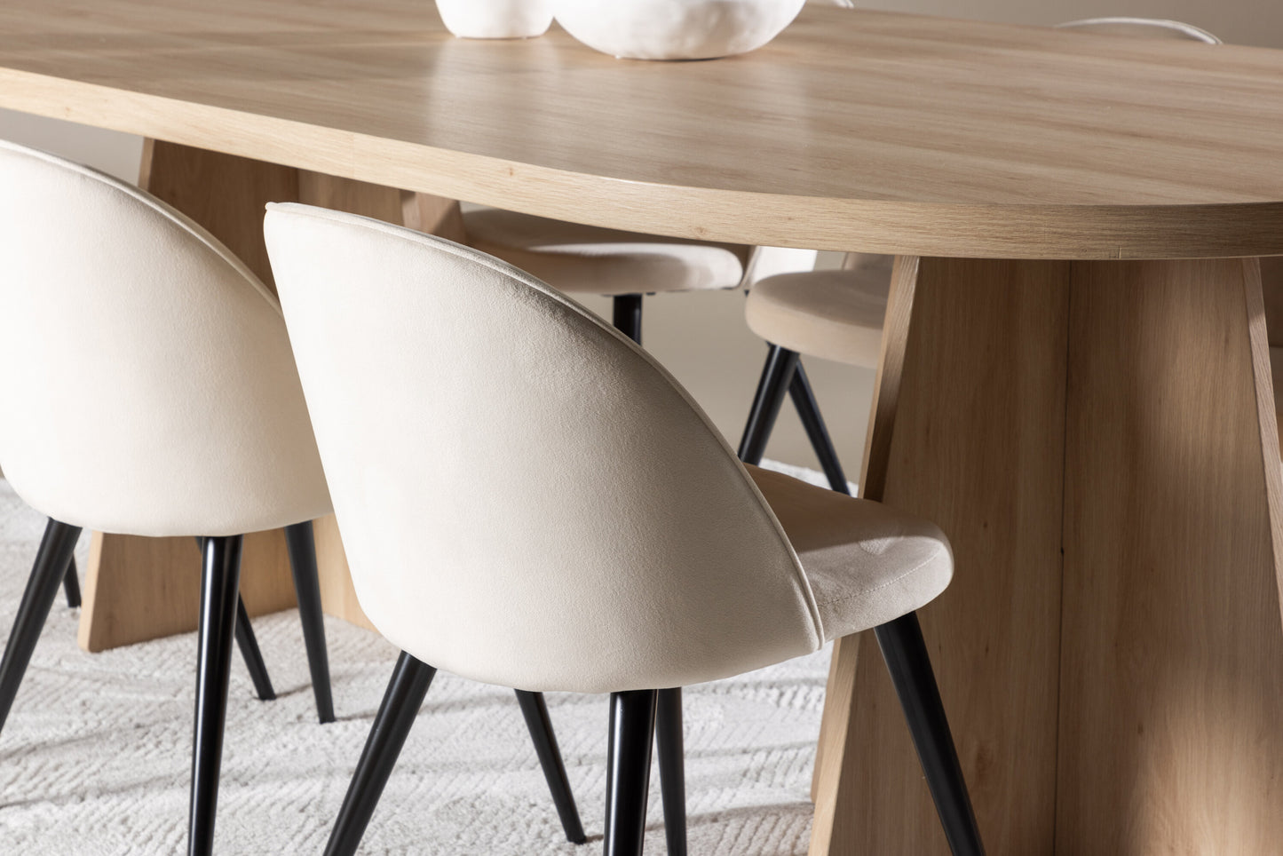 Bootcut Matbord med Velvet Stolarna – MDF
