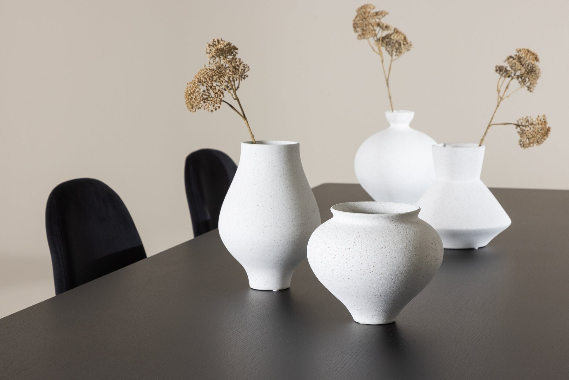 Ellis Matbord med Polar Stolarna – MDF