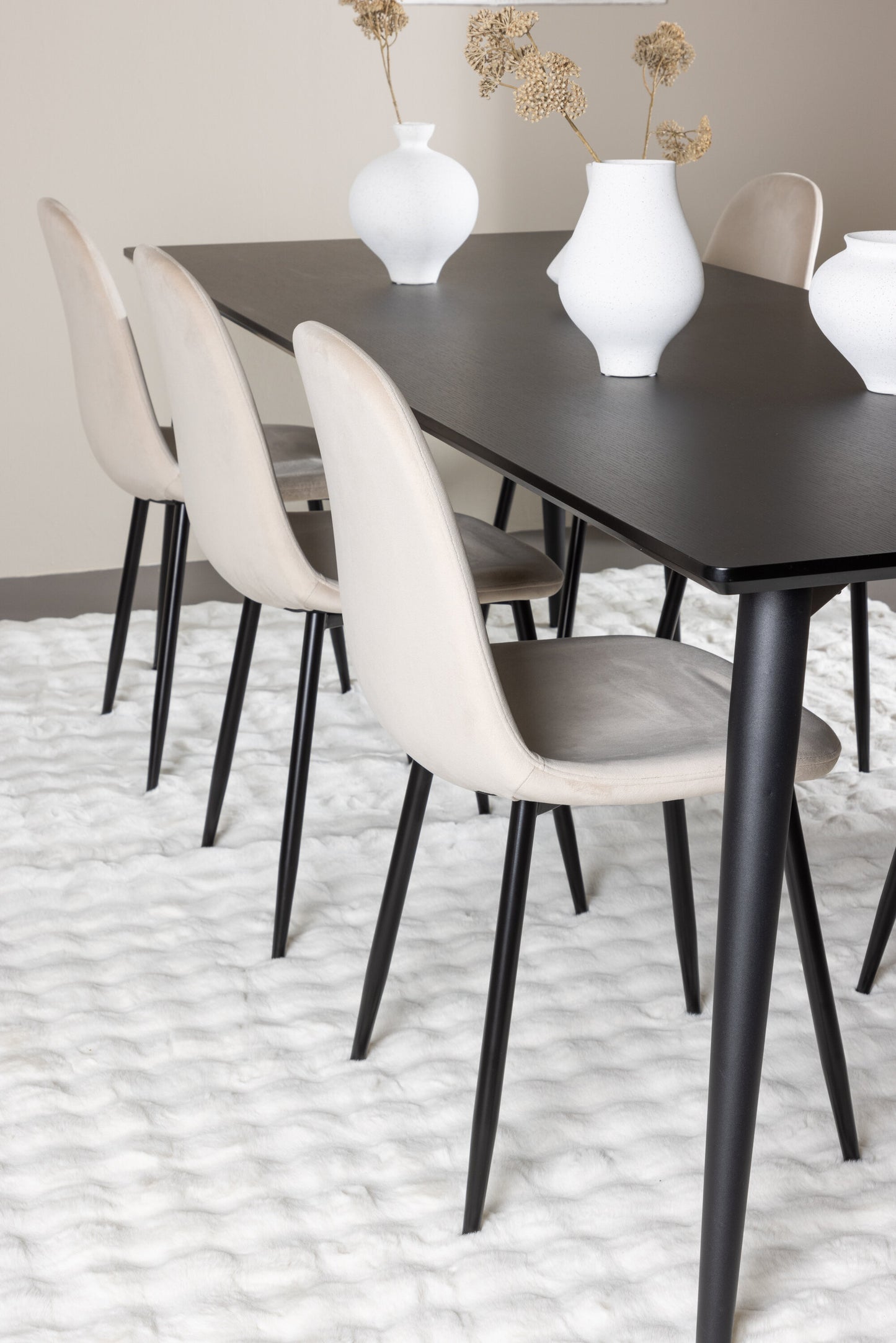 Ellis Matbord med Polar Stolarna – MDF