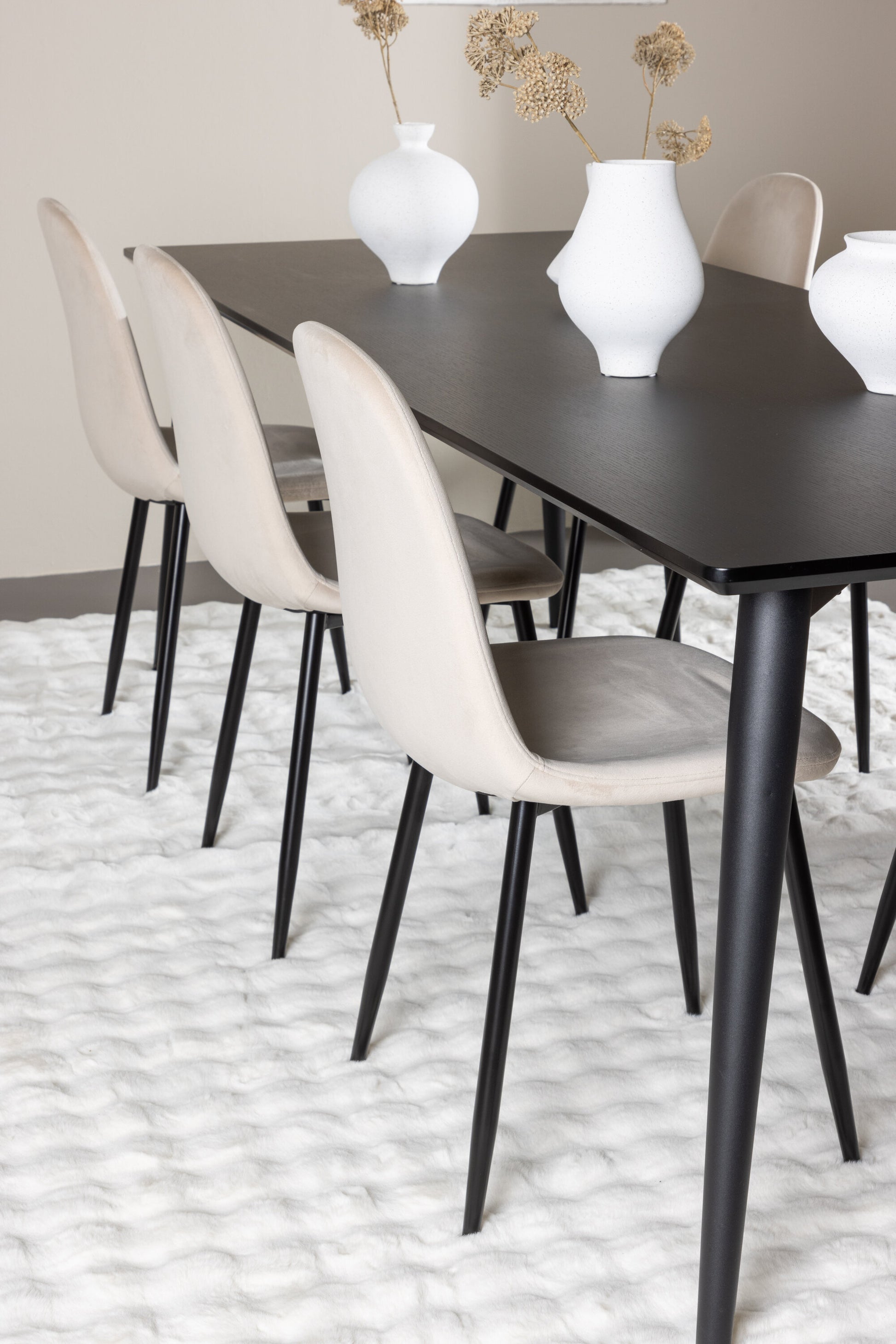 Ellis Matbord med Polar Stolarna – MDF