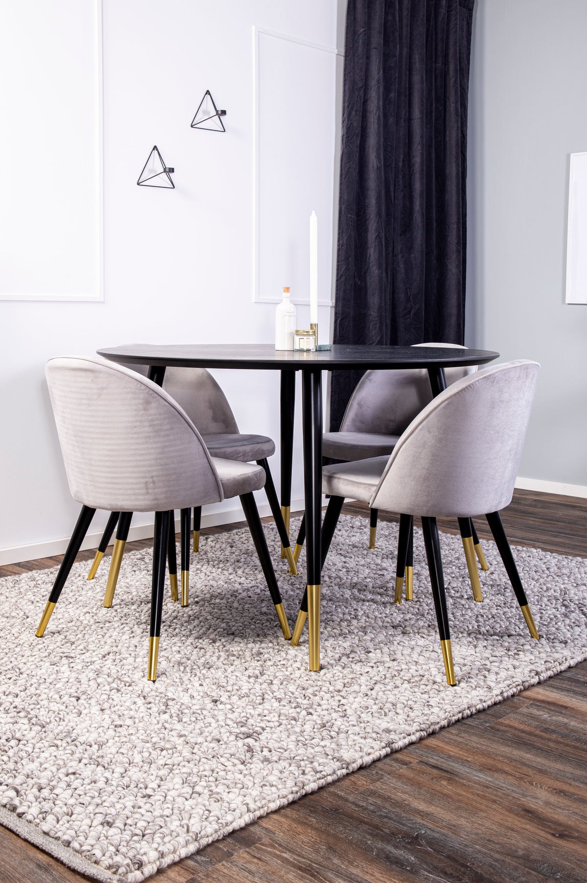 Dipp Matbord med Velvet Stolarna – Bord: ⌀115 Stol: 57x76,5x50