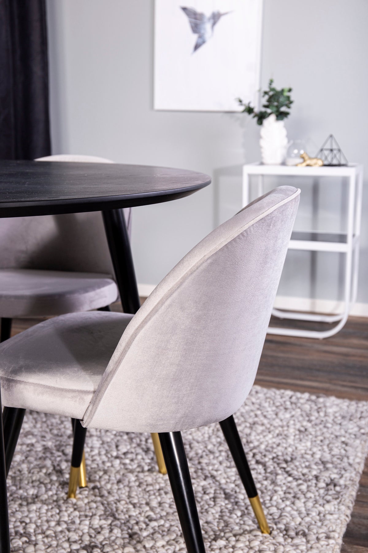 Dipp Matbord med Velvet Stolarna – Bord: ⌀115 Stol: 57x76,5x50