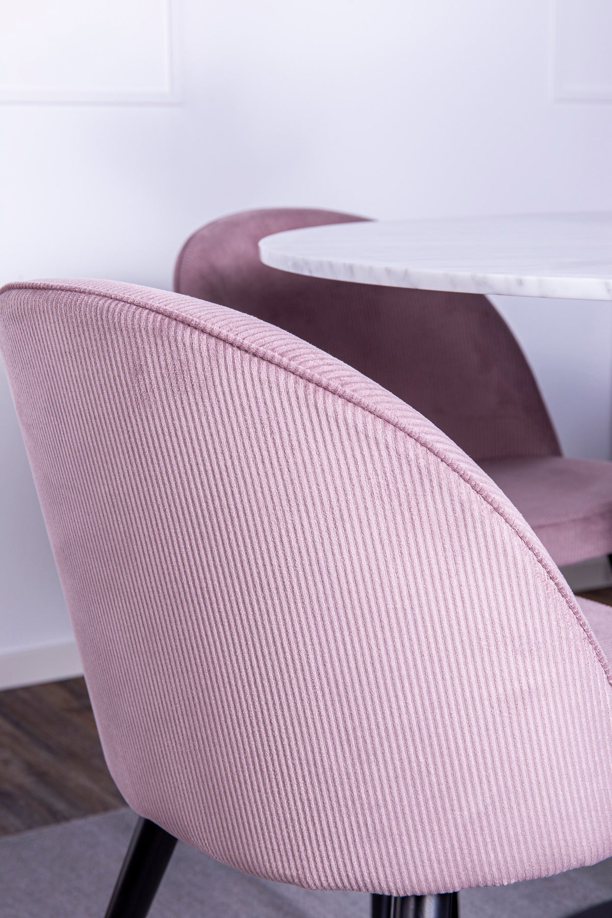 Estelle Matbord med Velvet Stolarna – Bord: ⌀106 Stol: 57x76,5x50