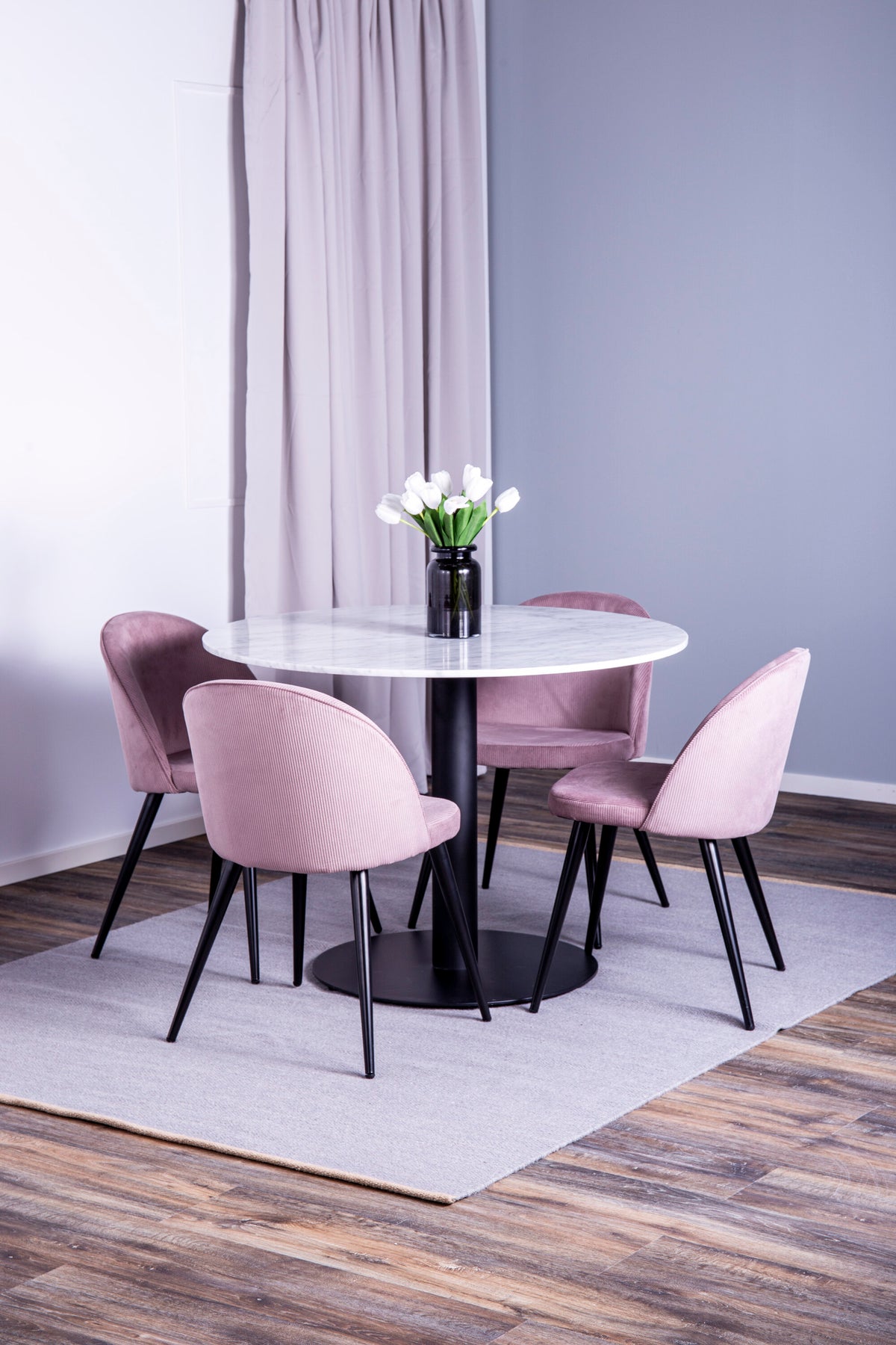 Estelle Matbord med Velvet Stolarna – Bord: ⌀106 Stol: 57x76,5x50
