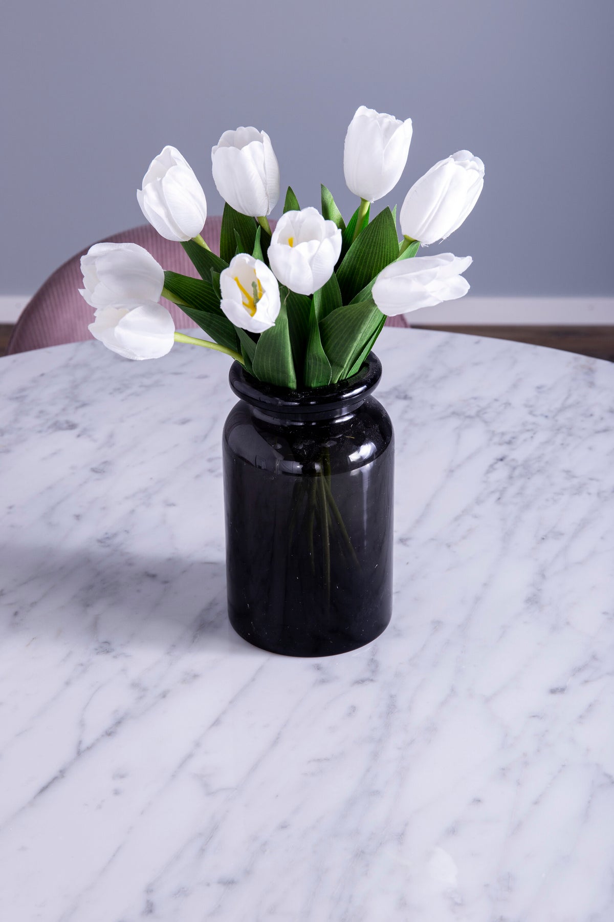 Estelle Matbord med Velvet Stolarna – Bord: ⌀106 Stol: 57x76,5x50