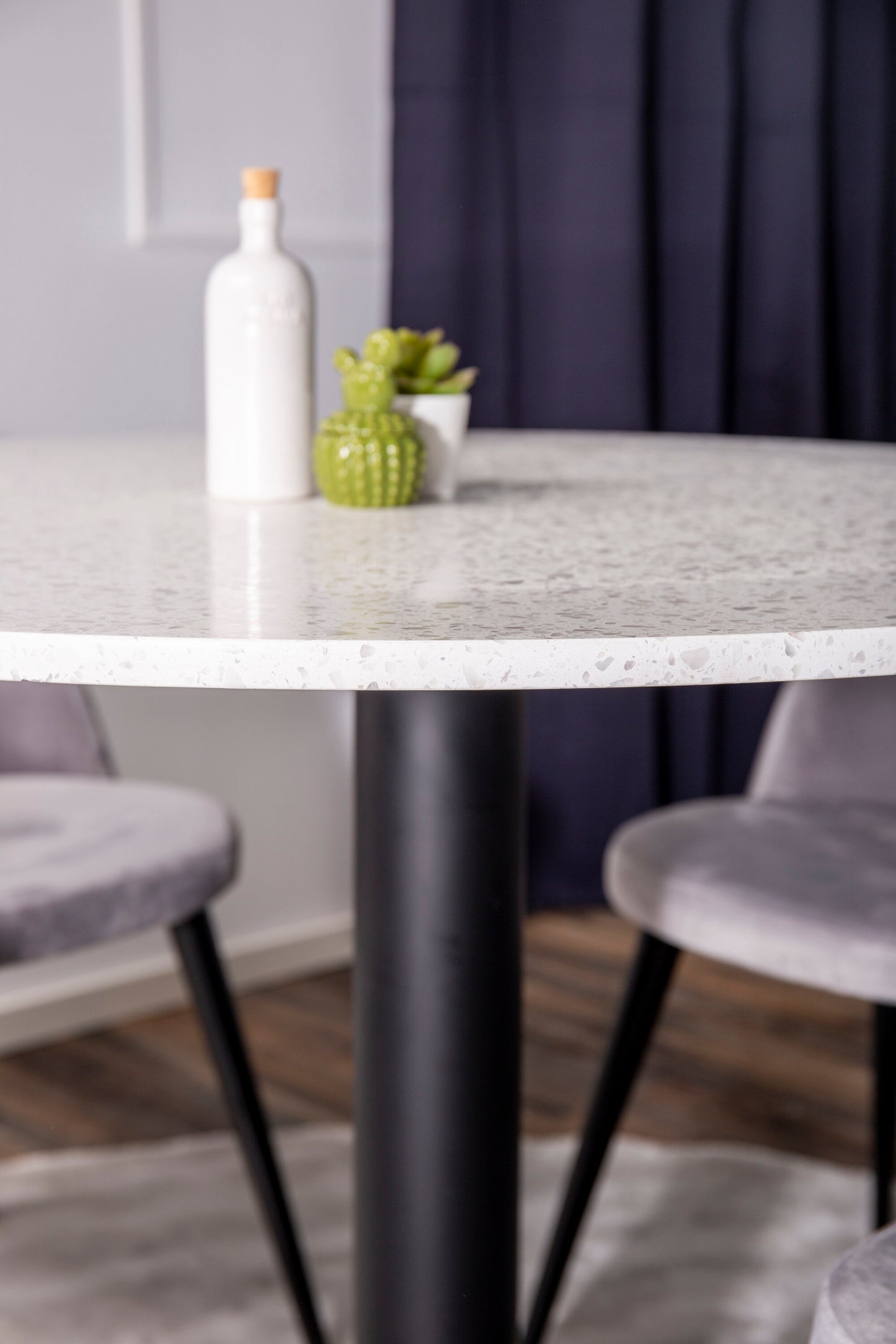 Razzia Matbord med Velvet Stolarna Matgrupp