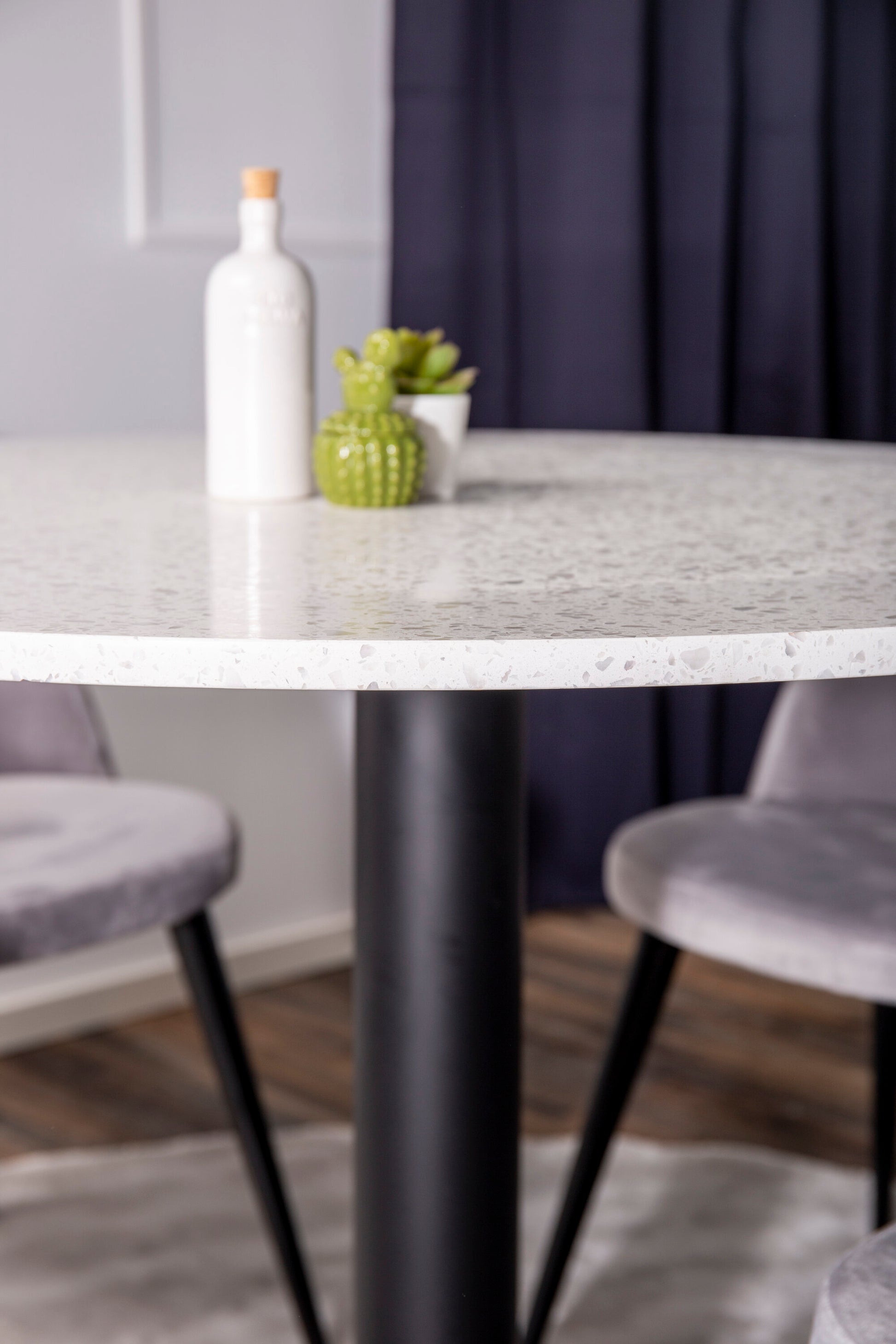 Razzia Matbord med Velvet Stolarna Matgrupp