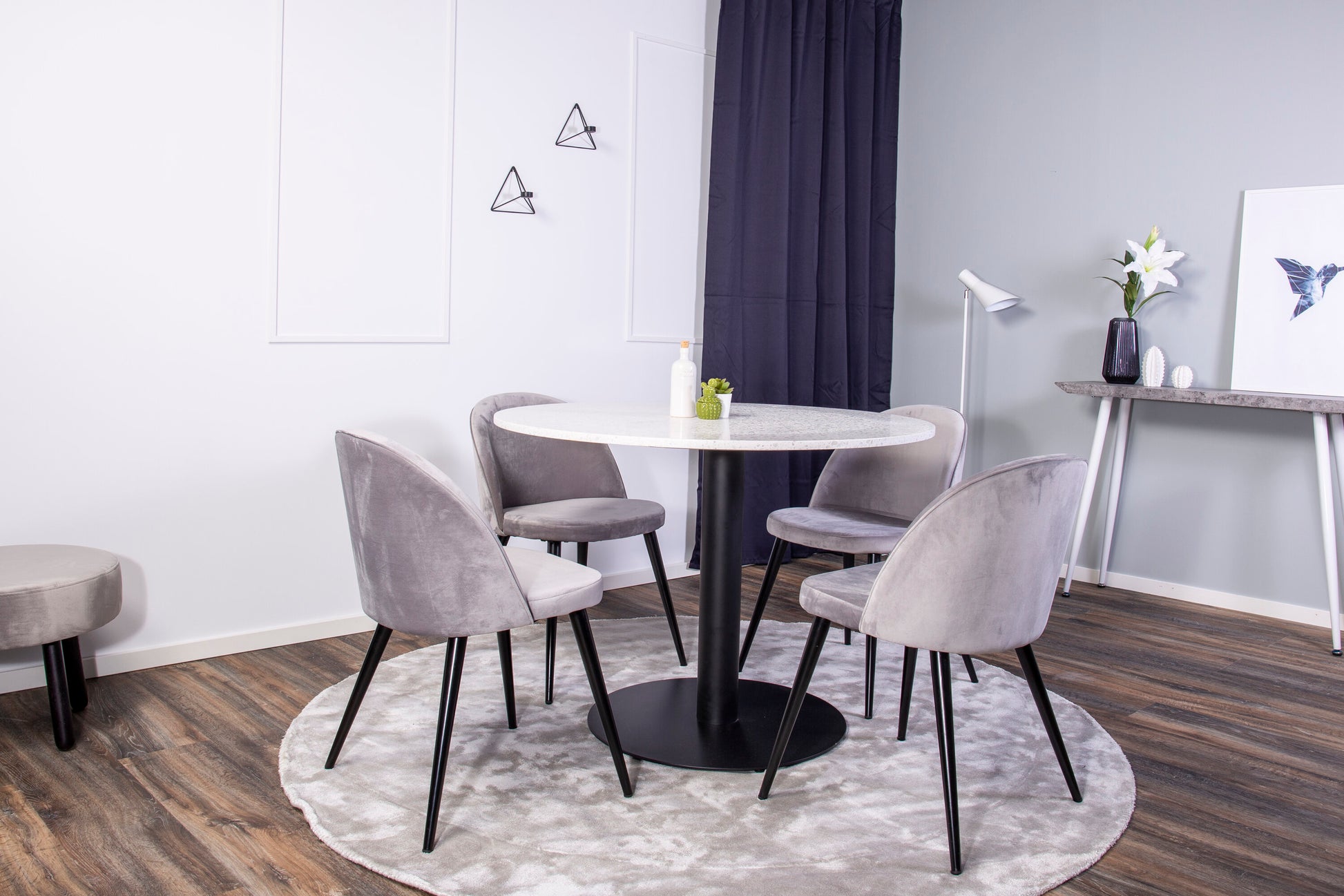 Razzia Matbord med Velvet Stolarna Matgrupp