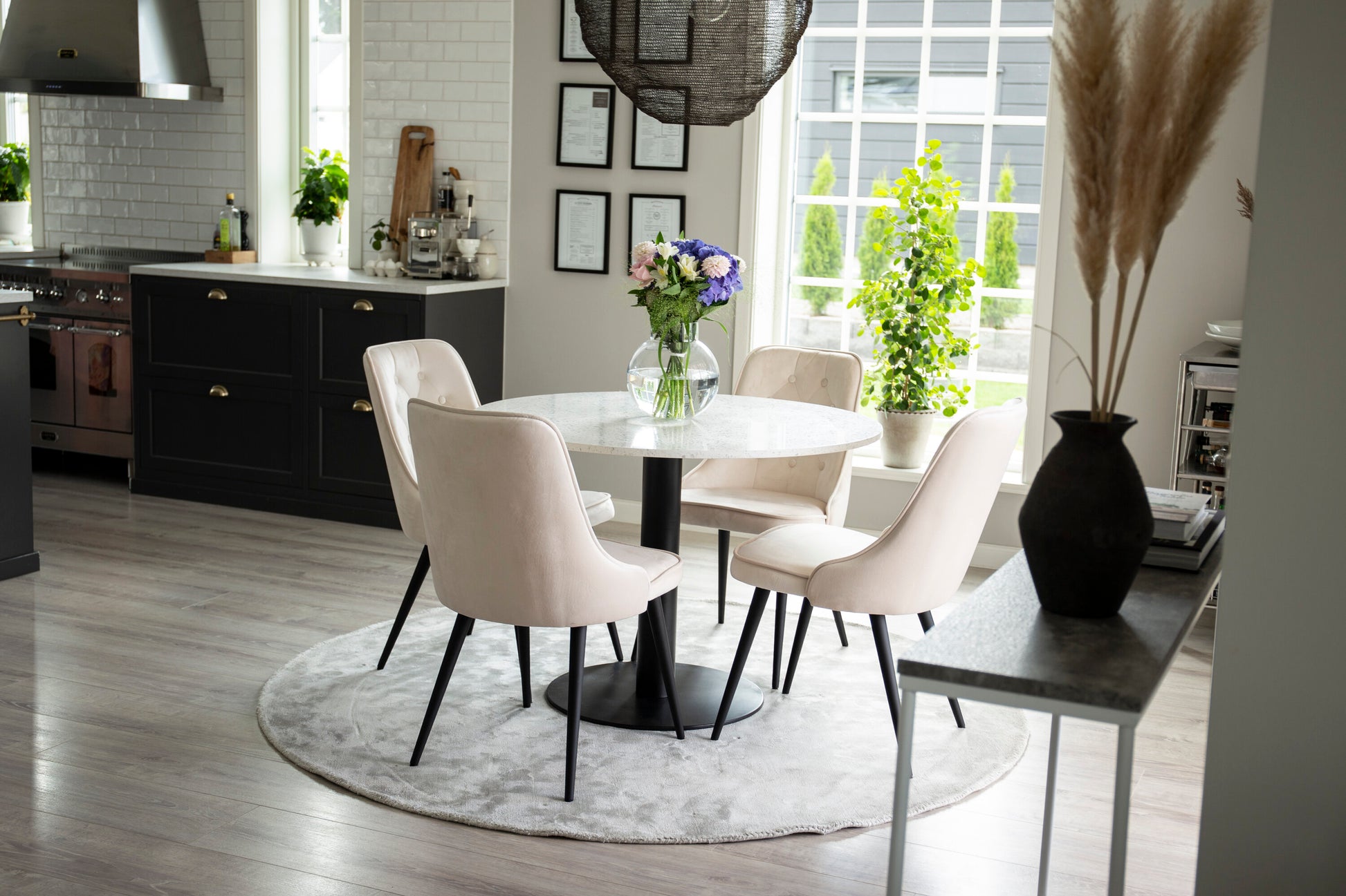 Razzia Matbord med Velvet Deluxe Stolarna Matgrupp